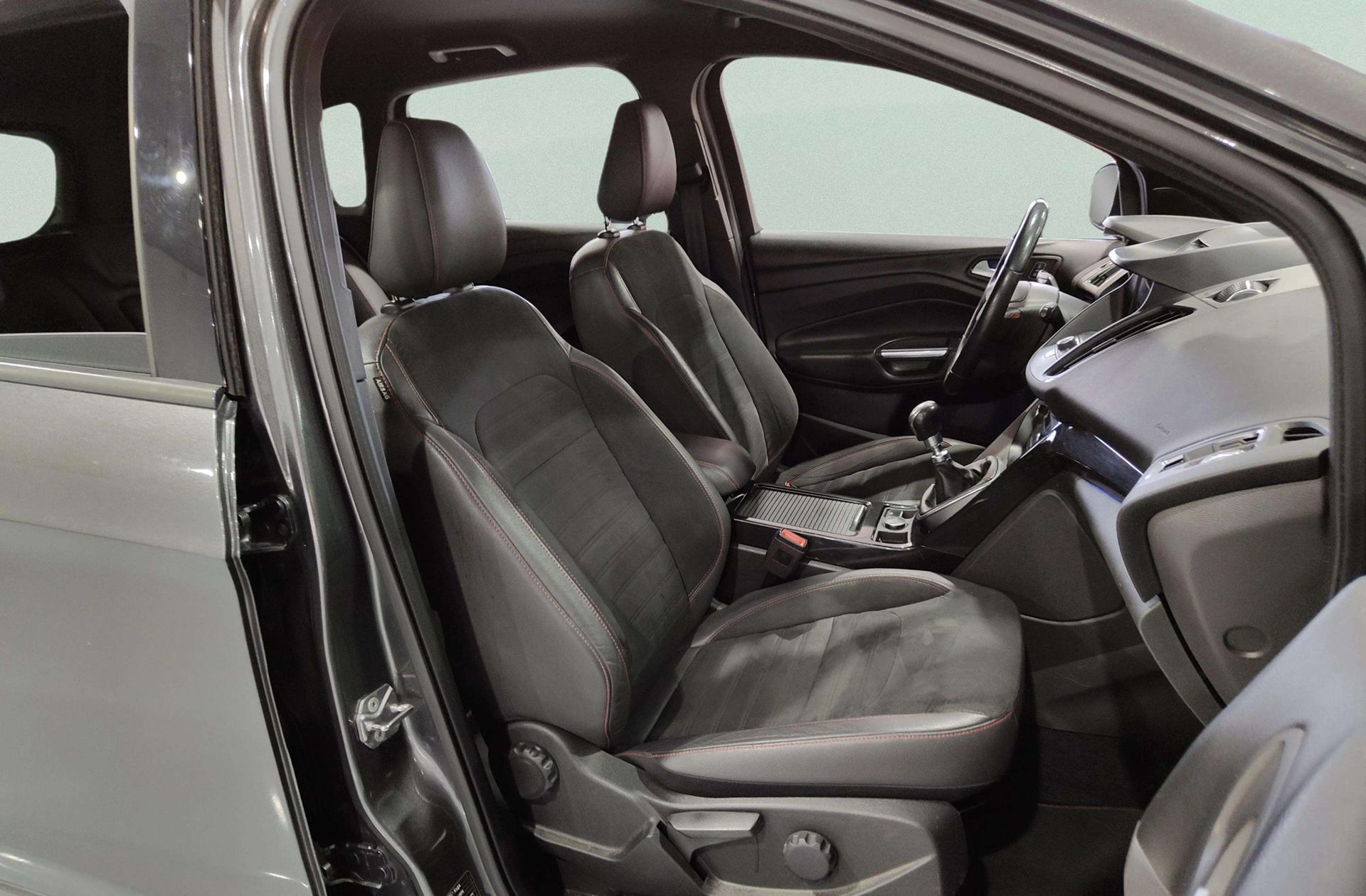 Ford Kuga 2.0 TDCi ST-LIne Limited Edition 4x2 - foto 22