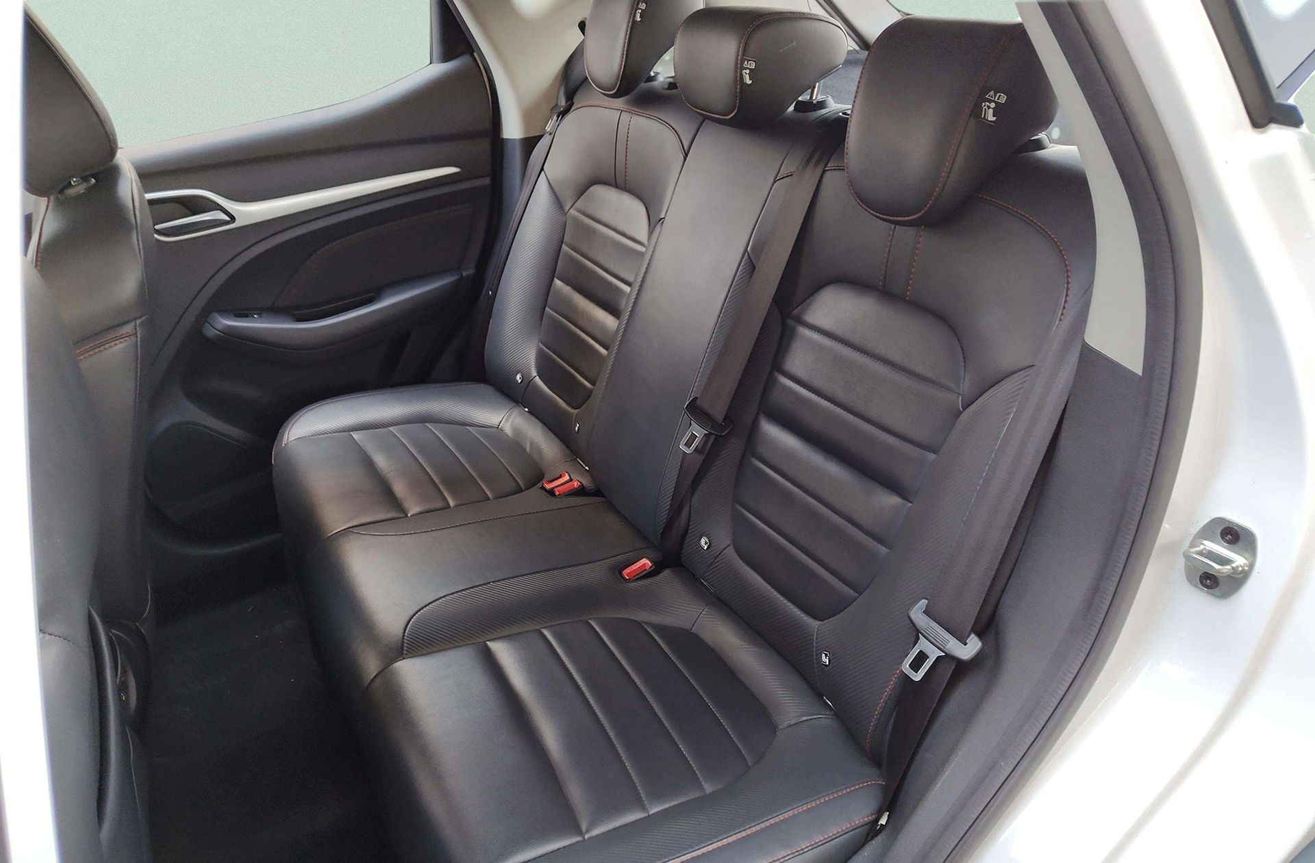 MG ZS 1.0T Luxury - foto 14