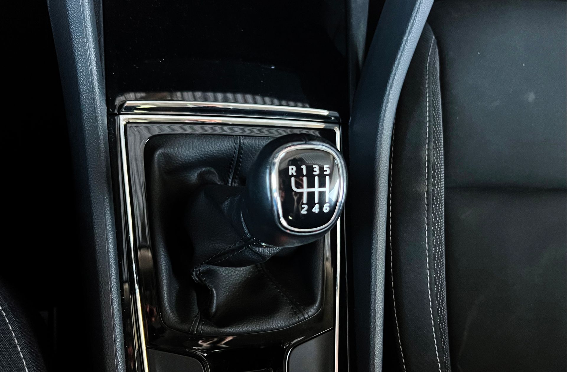 Škoda Karoq 2.0 TDI Selection - foto 5