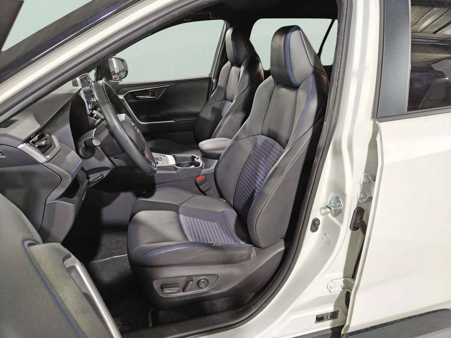 Foto asientos delanteros Toyota Rav4 Toyota Rav4 2.5l hybrid Black Edition (218 CV)