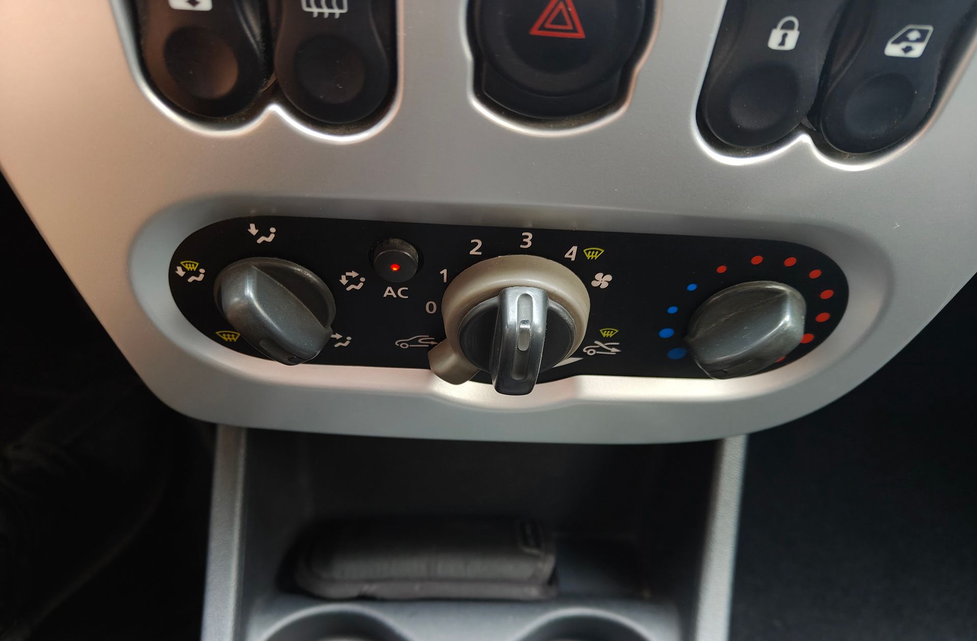 Dacia Sandero Laureate 1.2 - foto 23