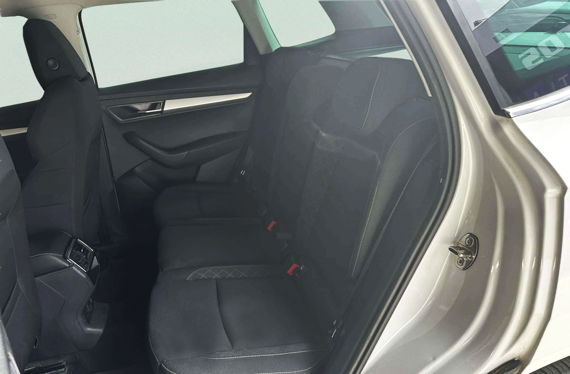 Škoda Karoq 1.6 TDI Like - foto 13