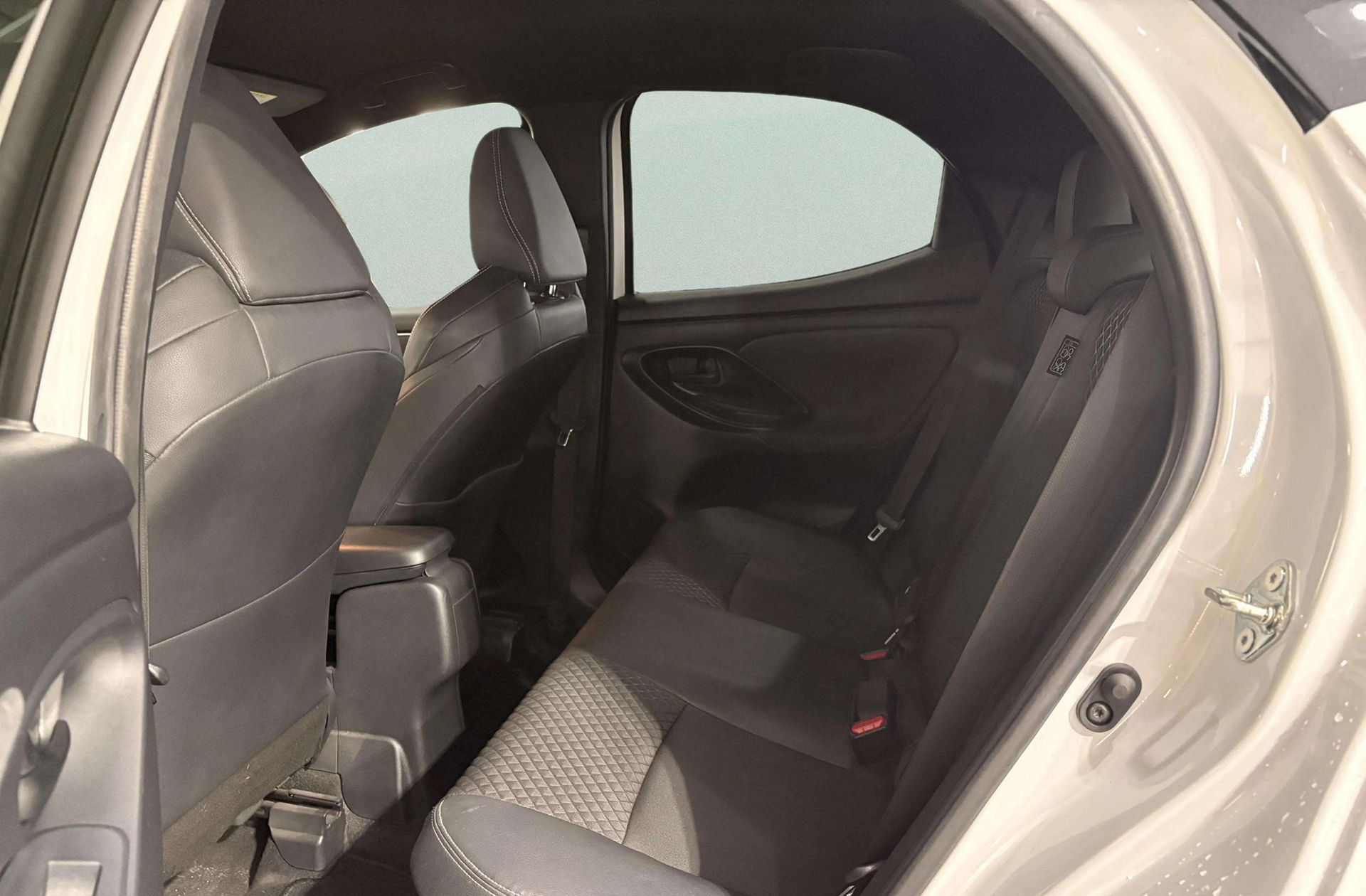 Toyota Yaris 120H Style - foto 11