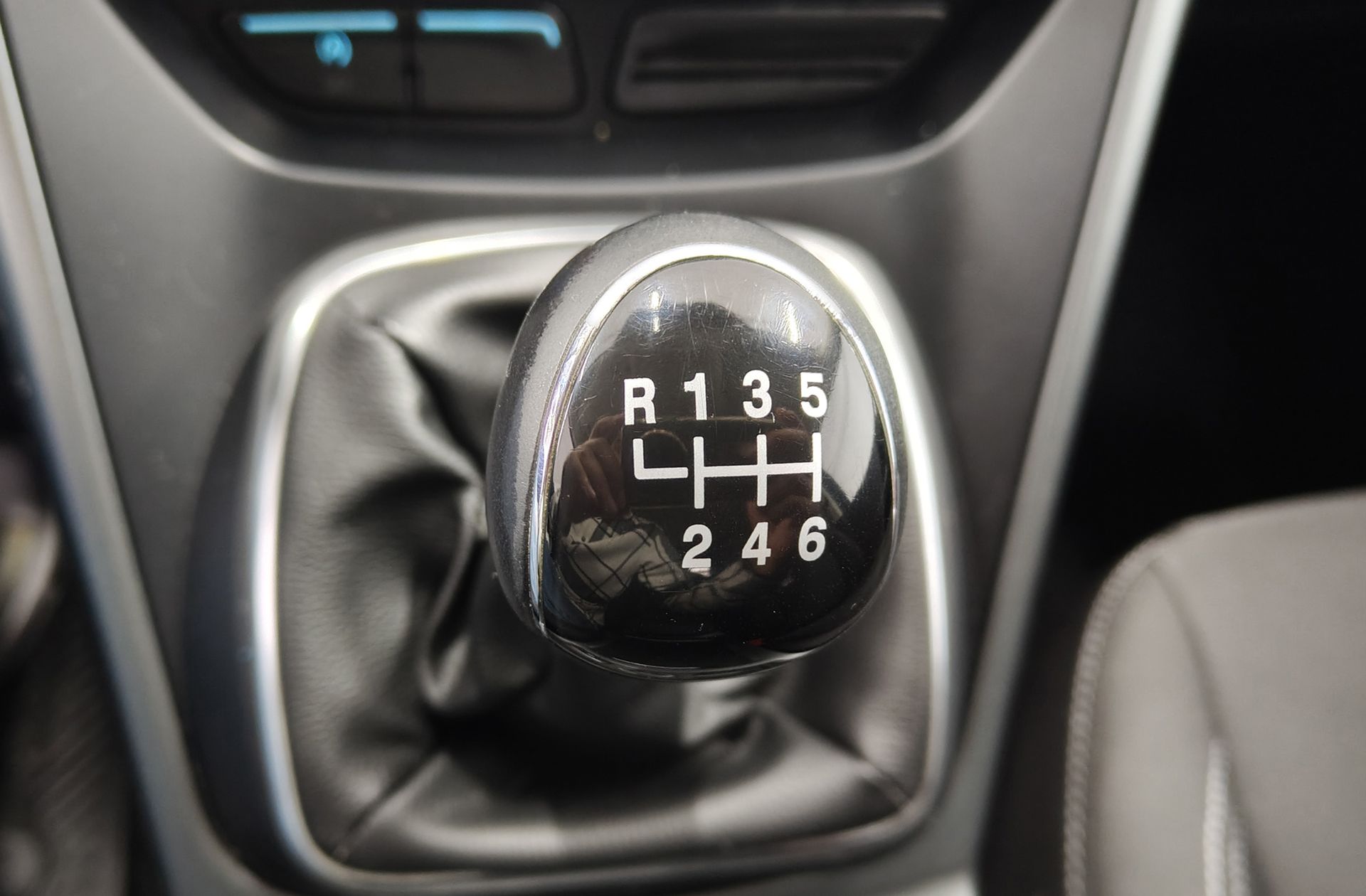 Ford Kuga 2.0 TDCi Business 4x2 - foto 5