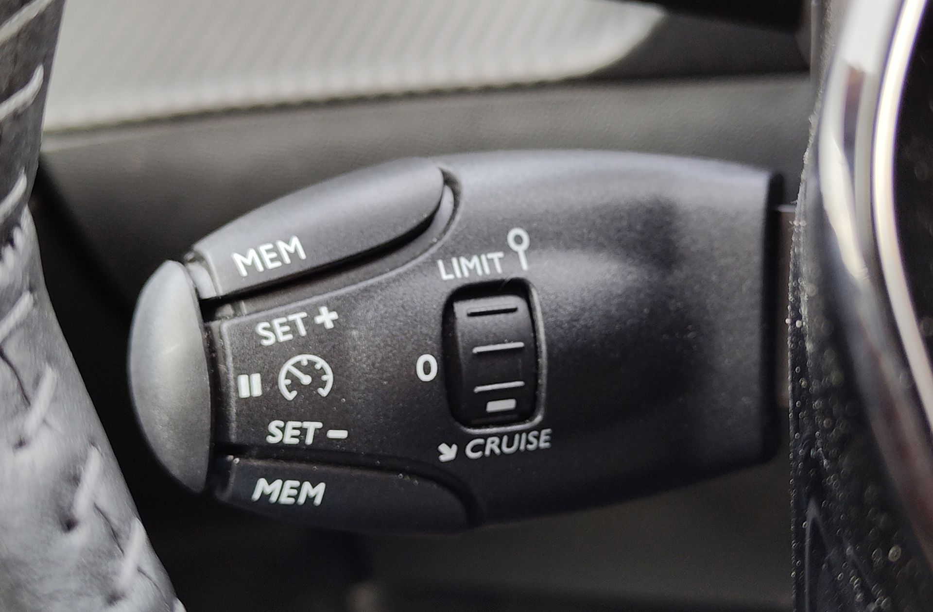Peugeot 2008 Allure Hybrid eDCS6 - foto 25