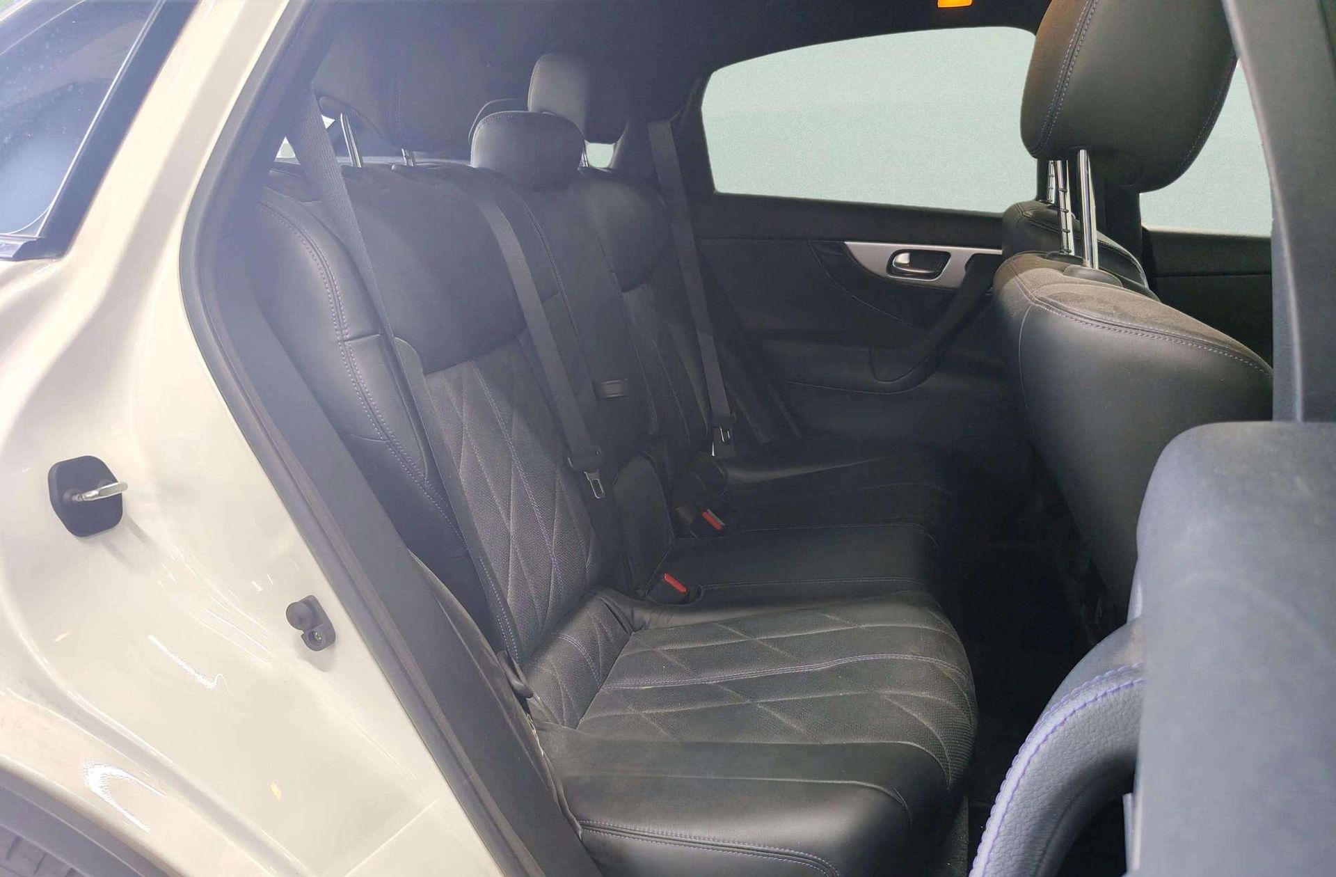 Infiniti QX70 3.0 D V6 S Design AWD - foto 21