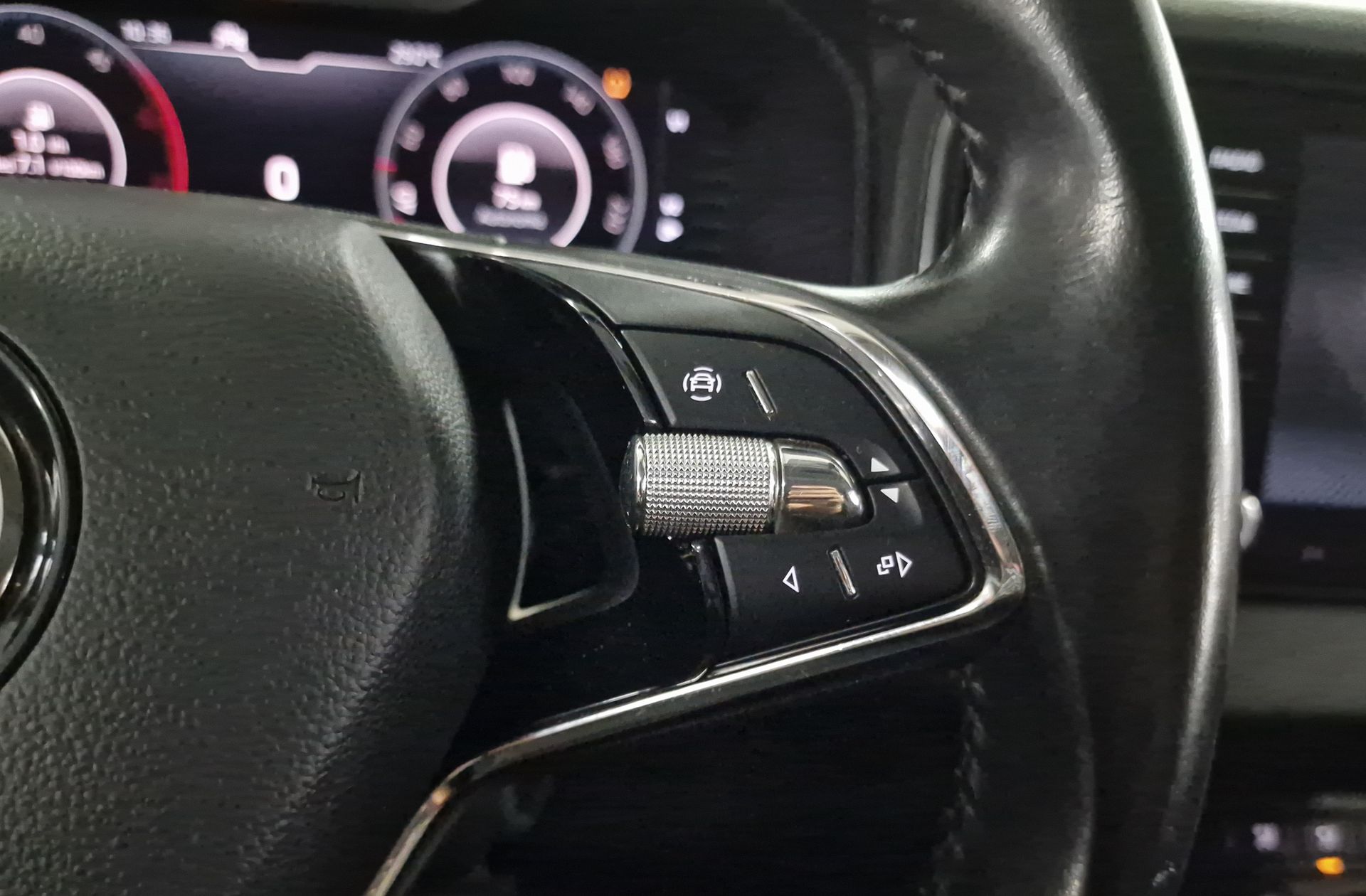 Škoda Karoq 2.0 TDI Ambition 4x4 DSG - foto 27