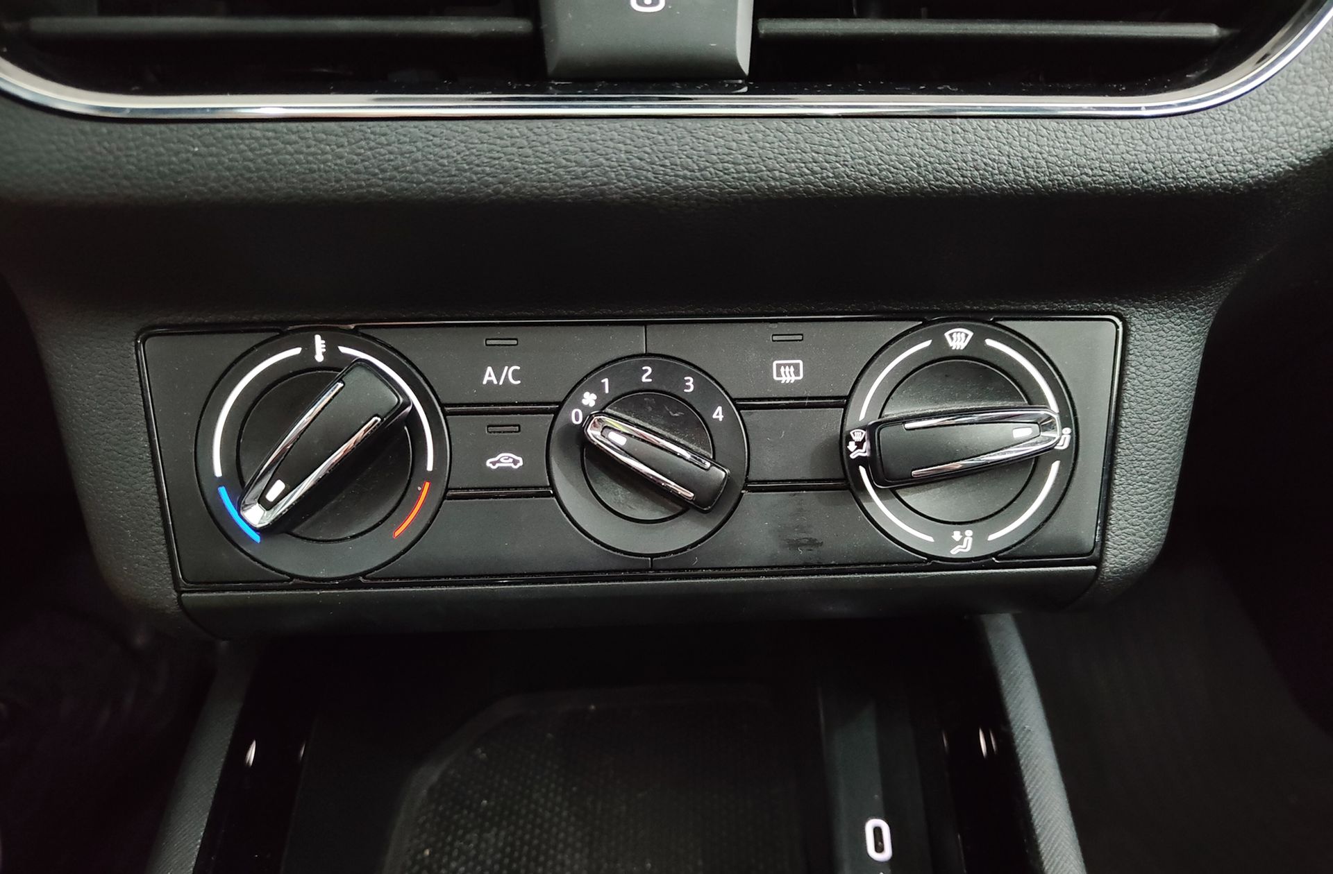 Škoda Kamiq 1.0 TSI Montecarlo DSG - foto 31
