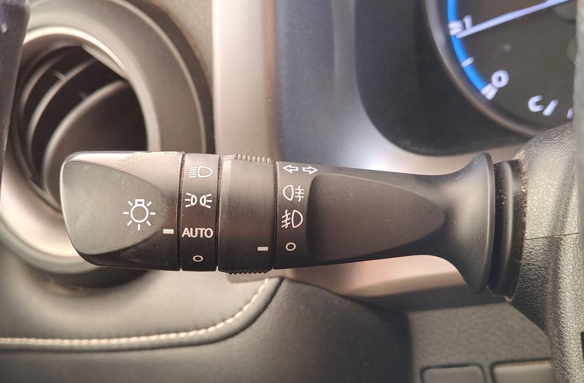 Toyota RAV4 150D 2WD Advance - foto 24