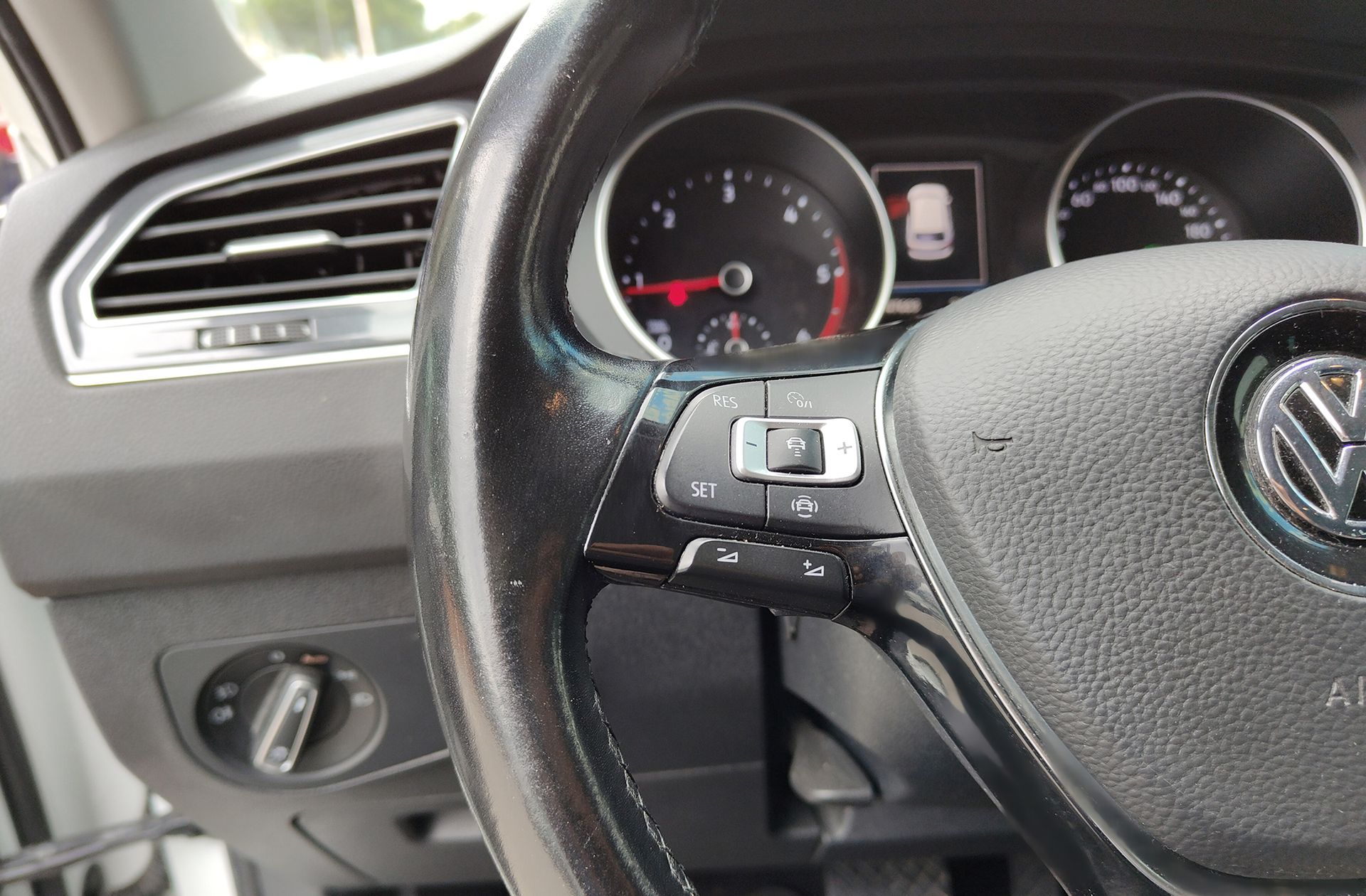 Volkswagen Tiguan Advance 2.0 TDI DSG Pack R-line - foto 29
