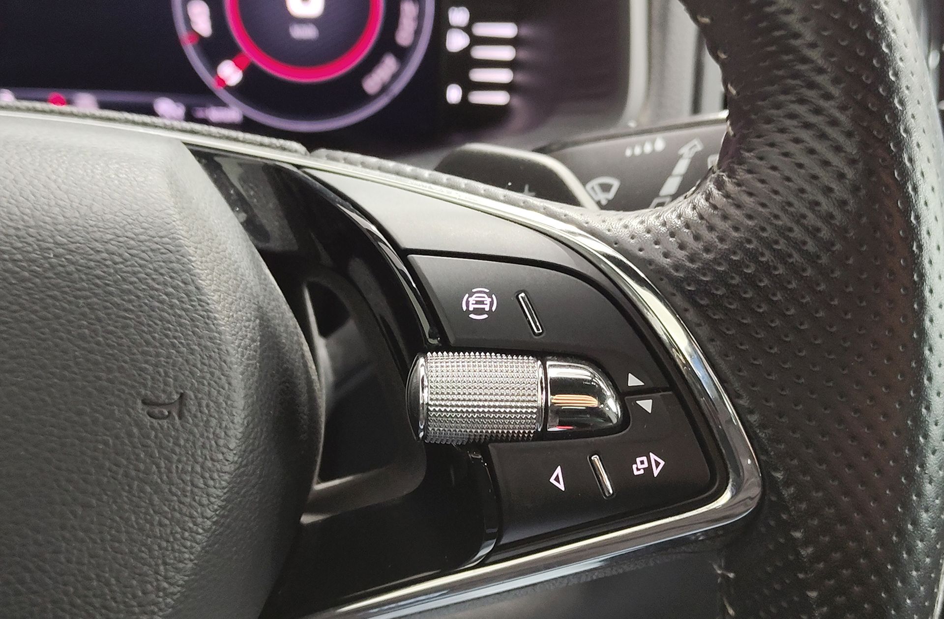 Škoda Karoq 1.5 TSI ACT Sportline DSG - foto 30