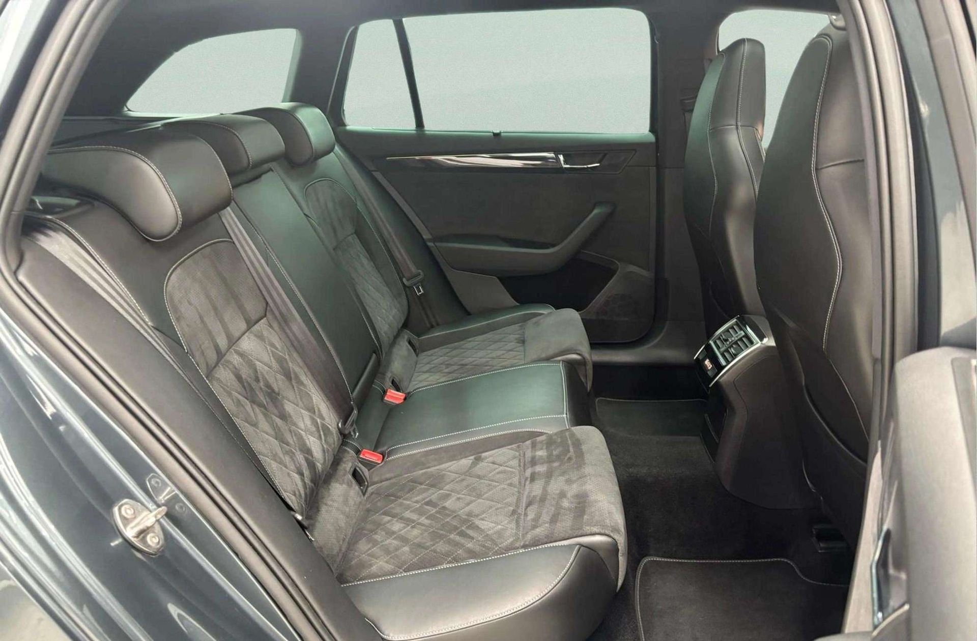 Škoda Superb Combi 2.0 TDI Sport Line DSG - foto 21