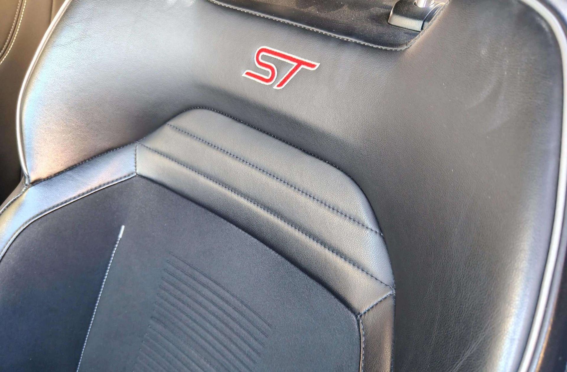 Ford Focus 2.3 EcoBoost ST - foto 13