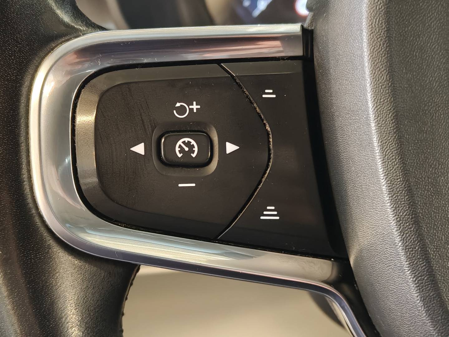 Foto Volvo XC40 Volvo XC40 D3 Momentum Auto 110 kW (150 CV)