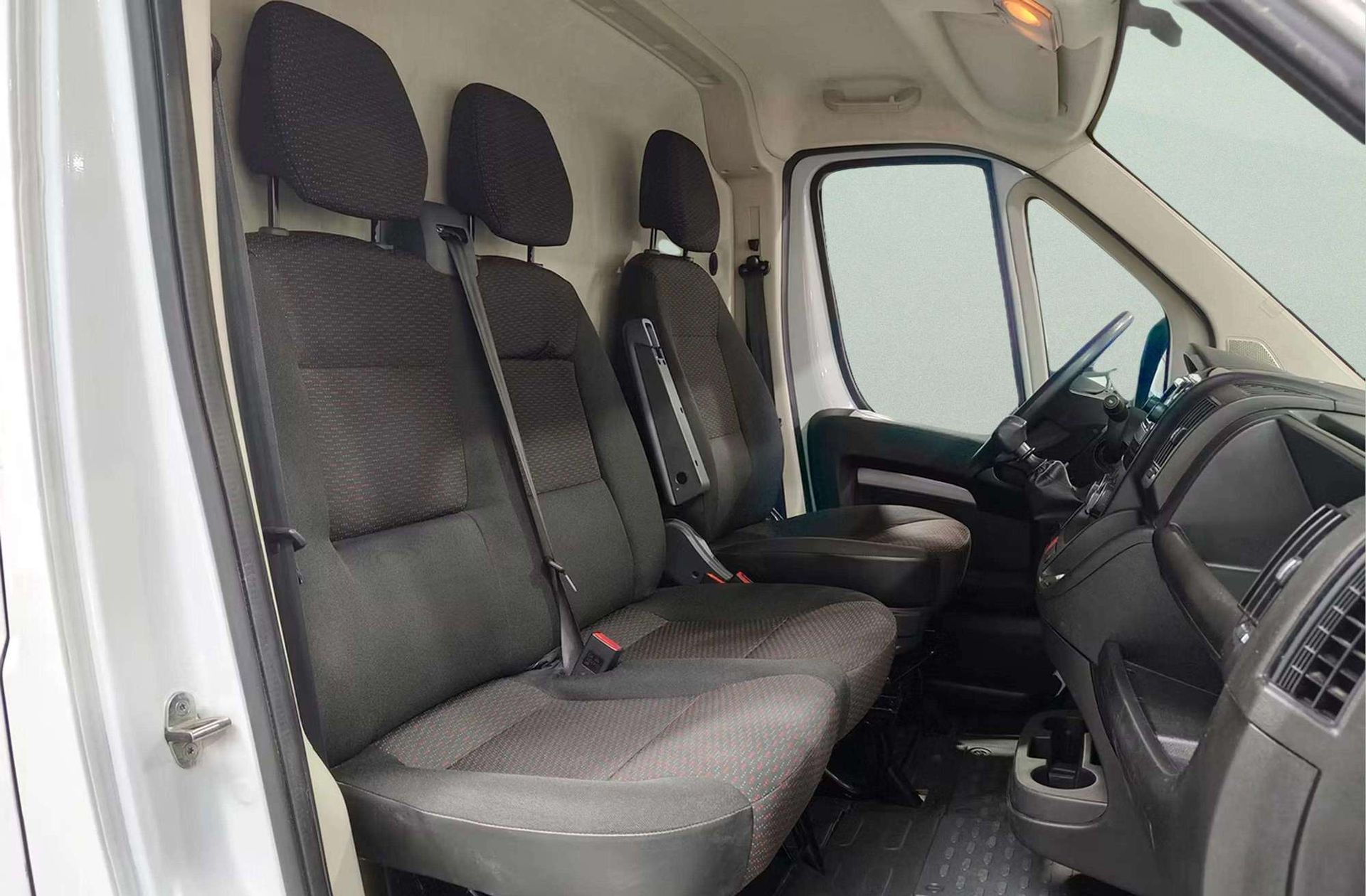 Citroën Jumper Furgon BlueHDi 140 35 L3H3 - foto 12