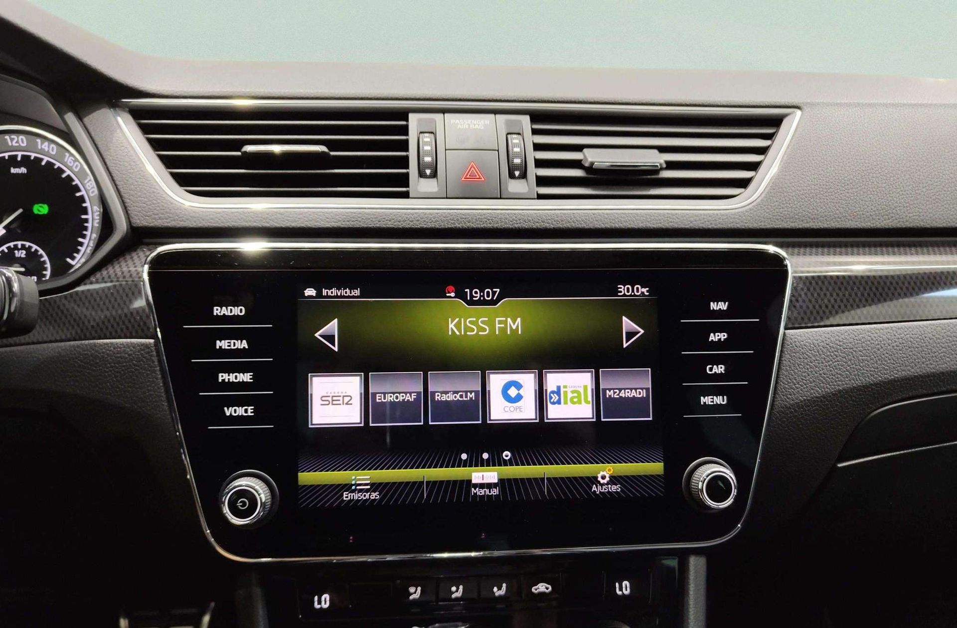Škoda Superb Combi 2.0 TDI Sport Line DSG - foto 38