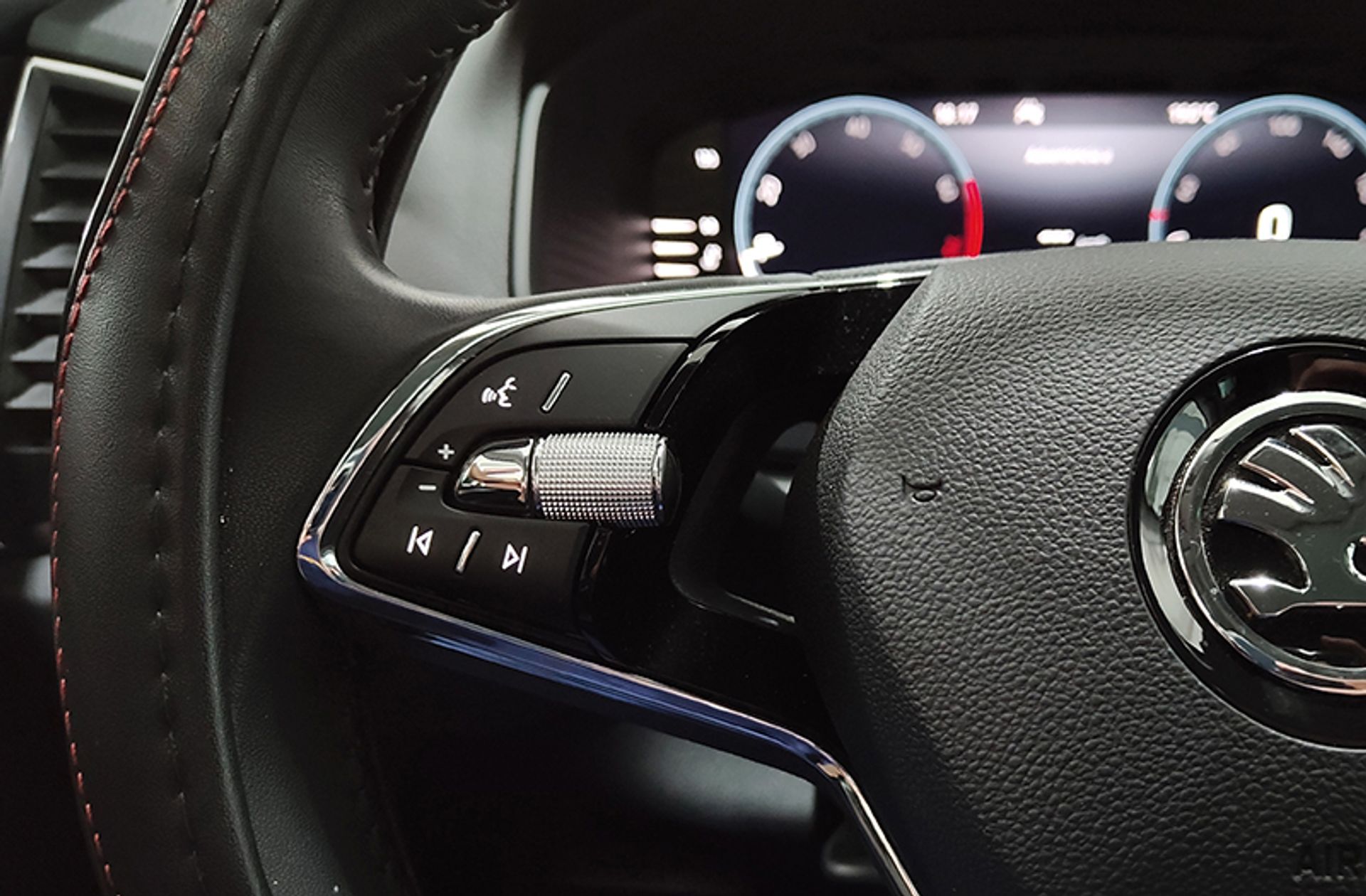 Škoda Karoq 1.0 TSI Ambition - foto 25