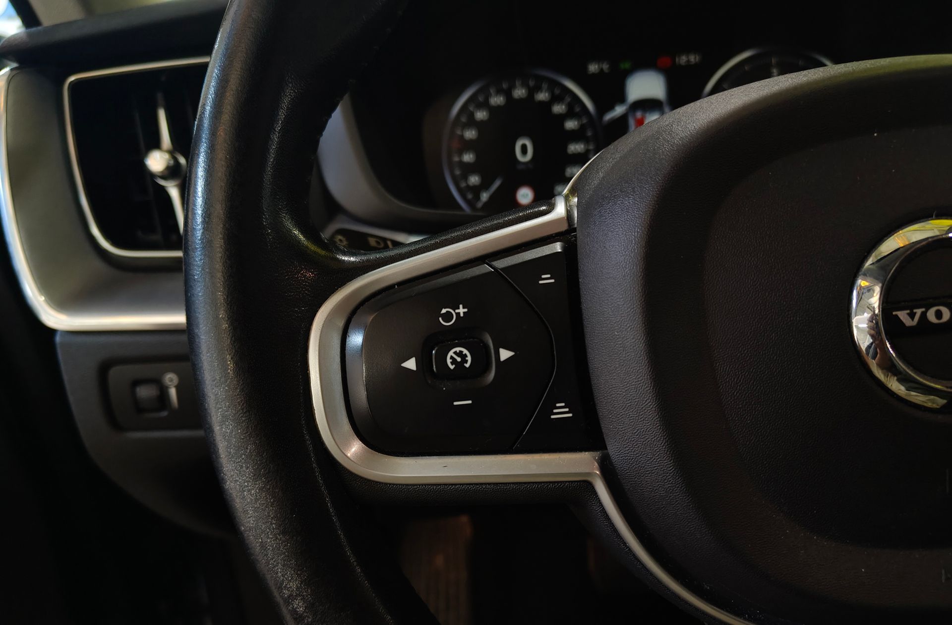 Volvo XC60 D4 Business Plus - foto 29