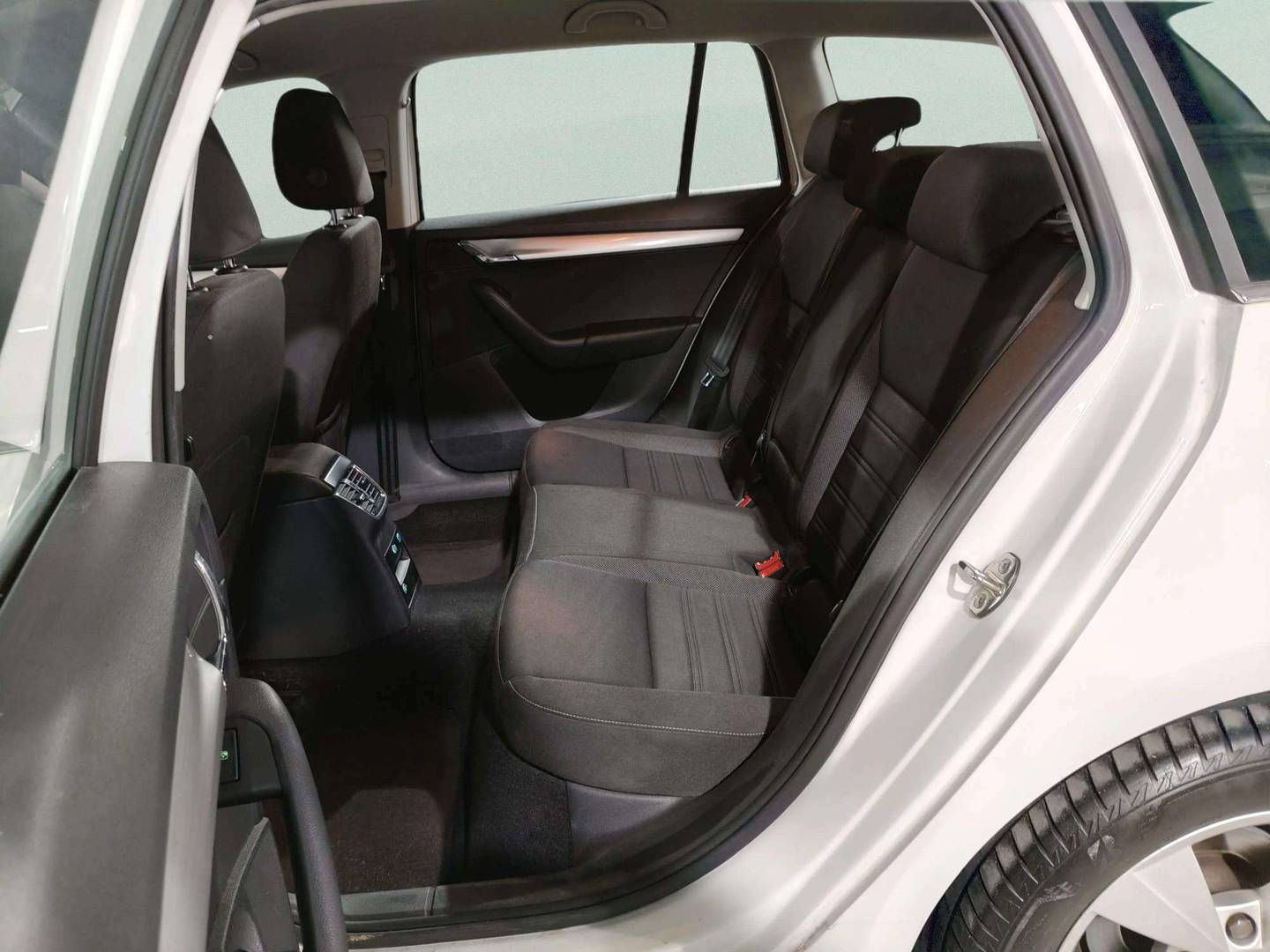 Foto Skoda Octavia Skoda Octavia Combi 1.6 TDI CR Ambition (115 CV)