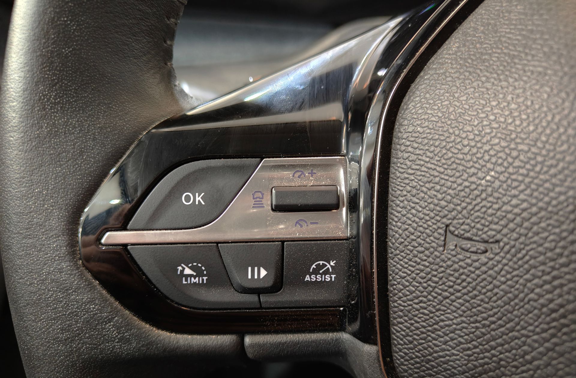 Peugeot 408 Allure Hybrid 145 eDCS6 - foto 24
