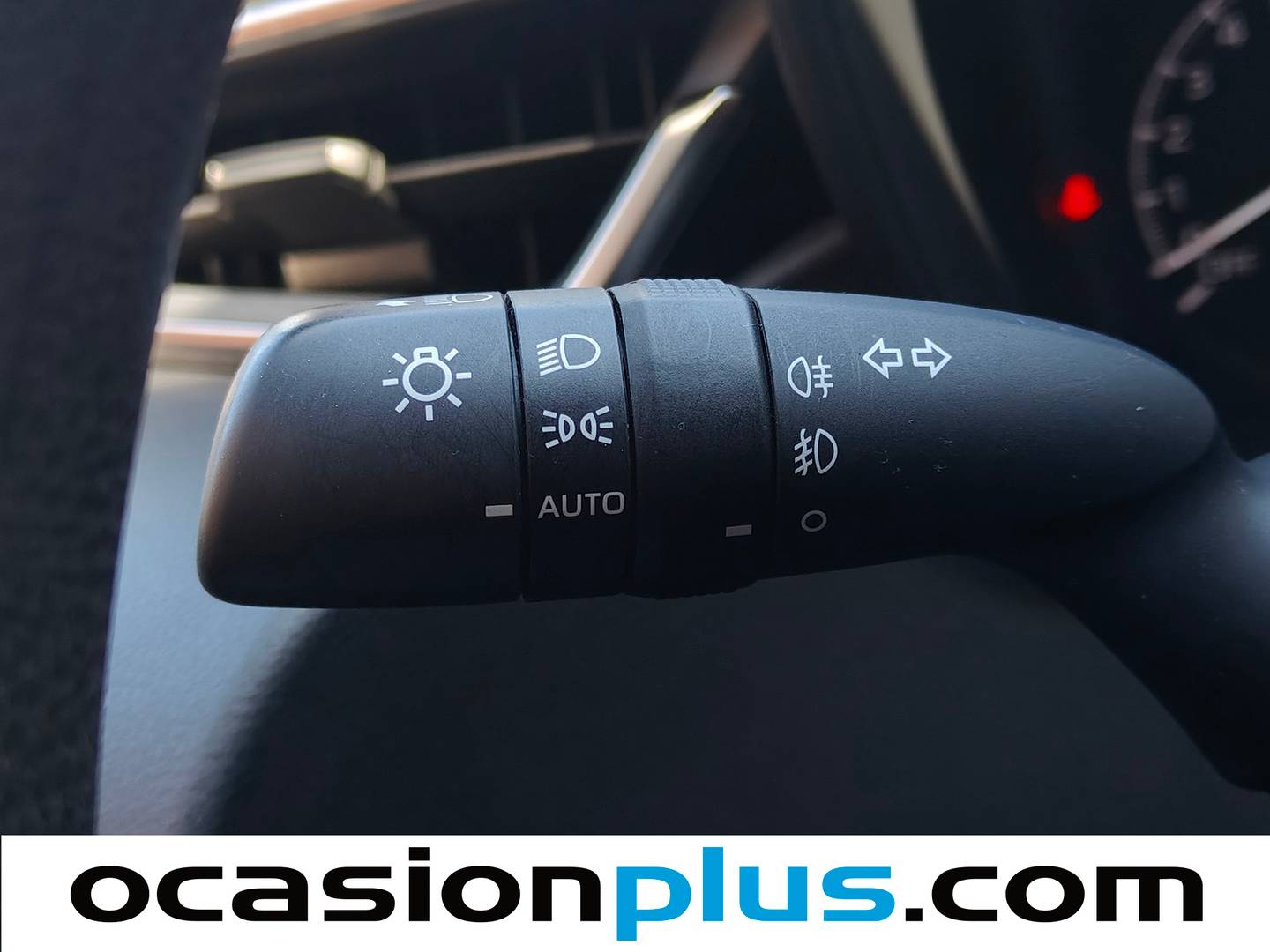 Equipamiento del Toyota Corolla Toyota Corolla 1.8 125H Business Plus E-CVT (122 CV)