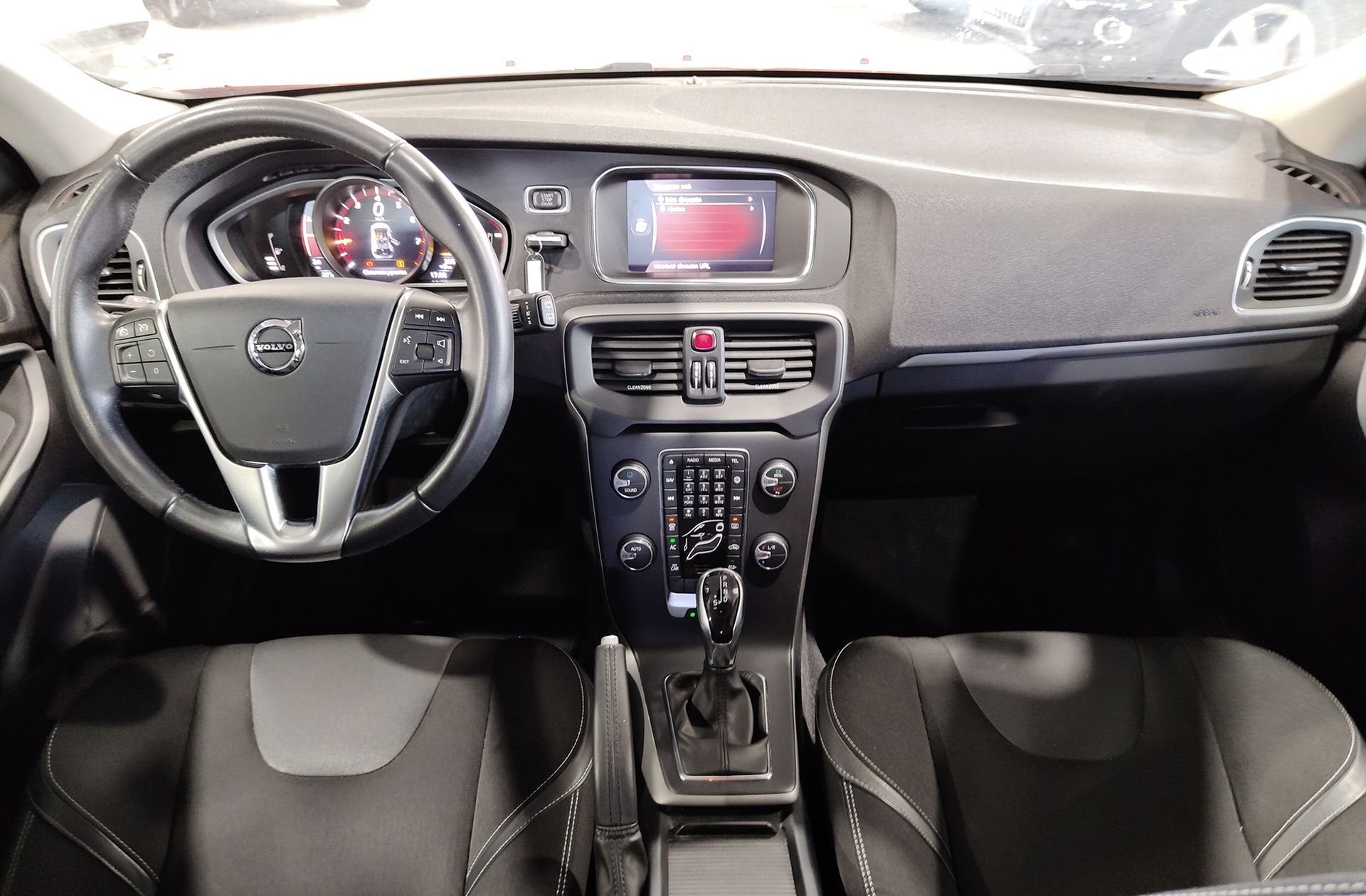 Volvo V40 T2 Momentum - foto 6