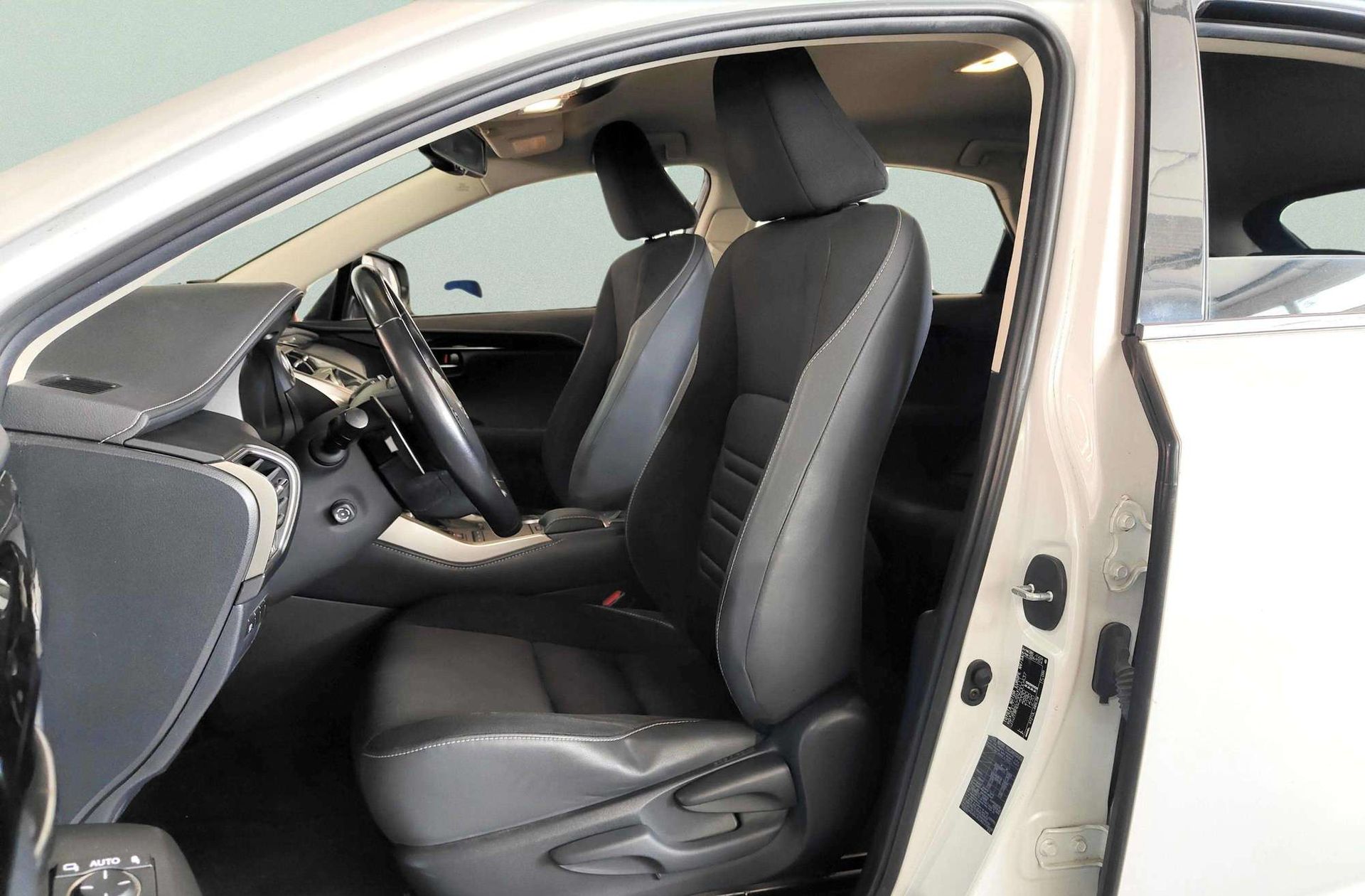 Lexus NX 300h Business Navigation 2WD - foto 11