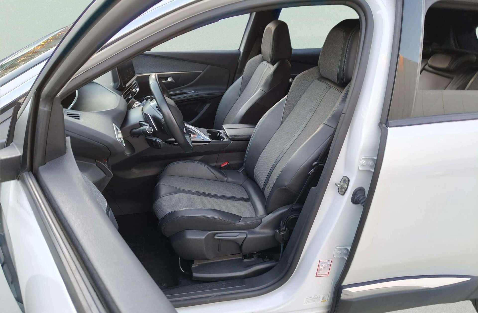Peugeot 3008 300 Allure Pack e-EAT8 - foto 11