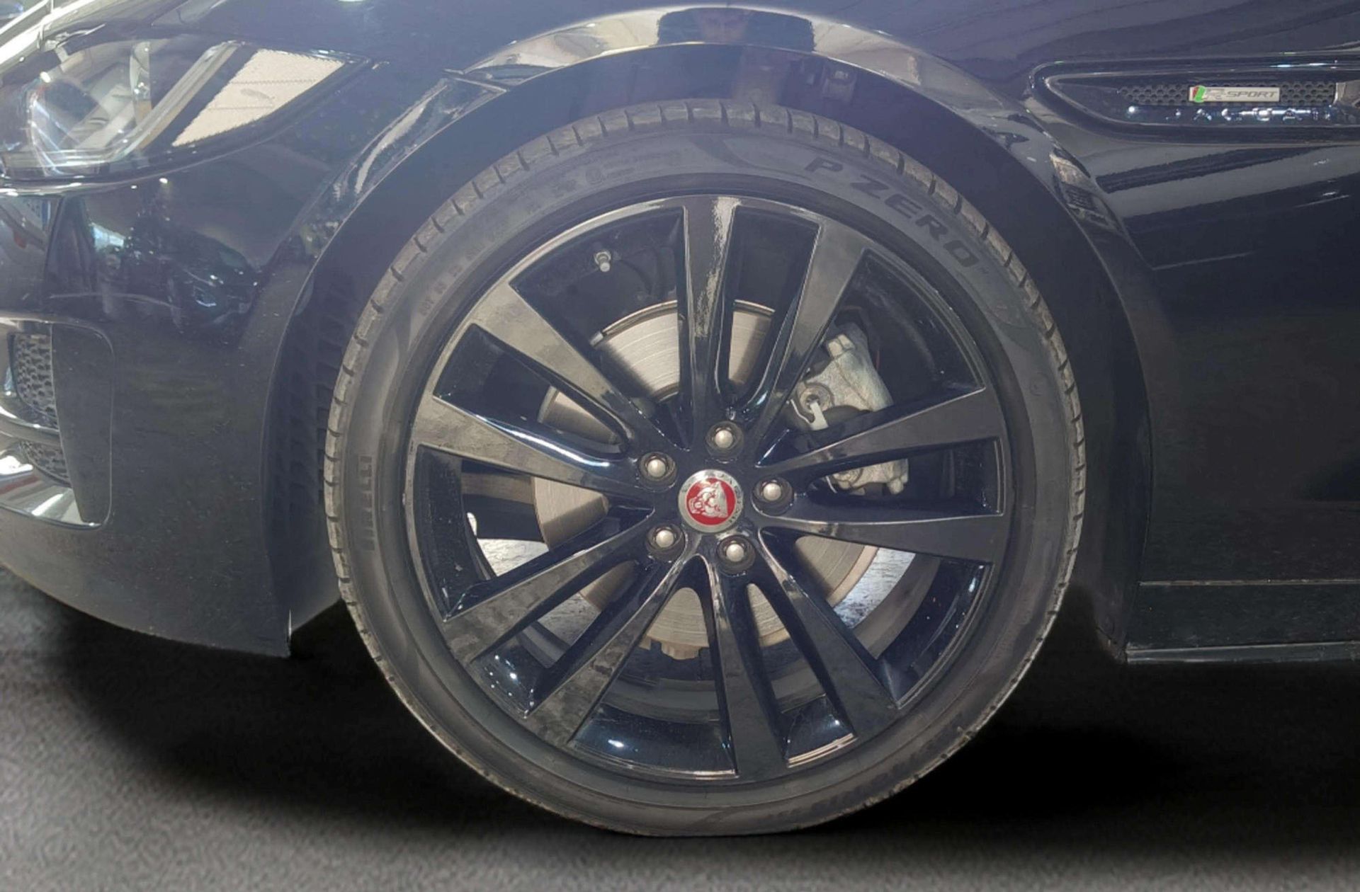 Jaguar XE 2.0 Diesel R-Sport RWD - foto 31