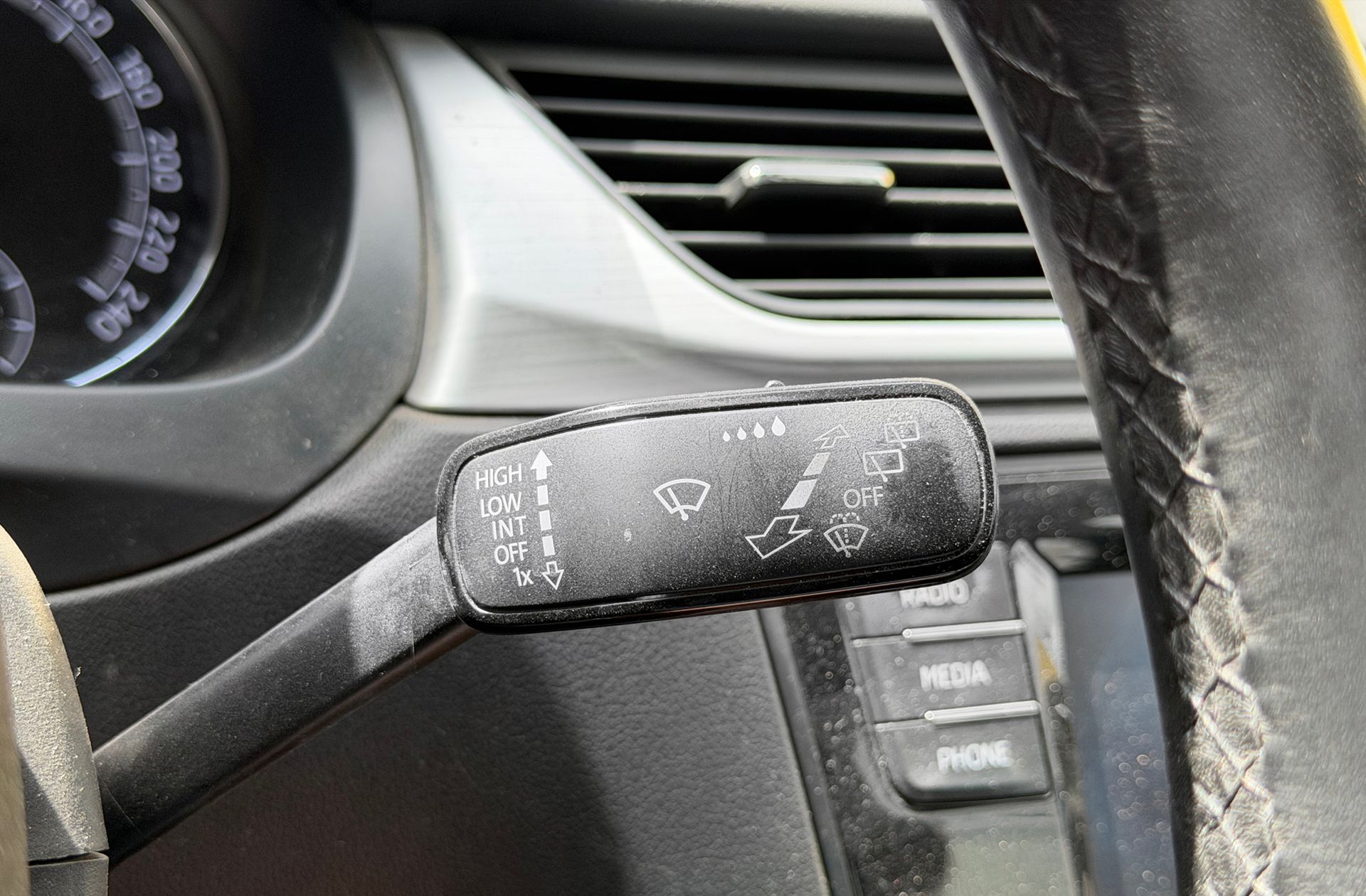 Škoda Rapid 1.0 TSI Ambition - foto 24