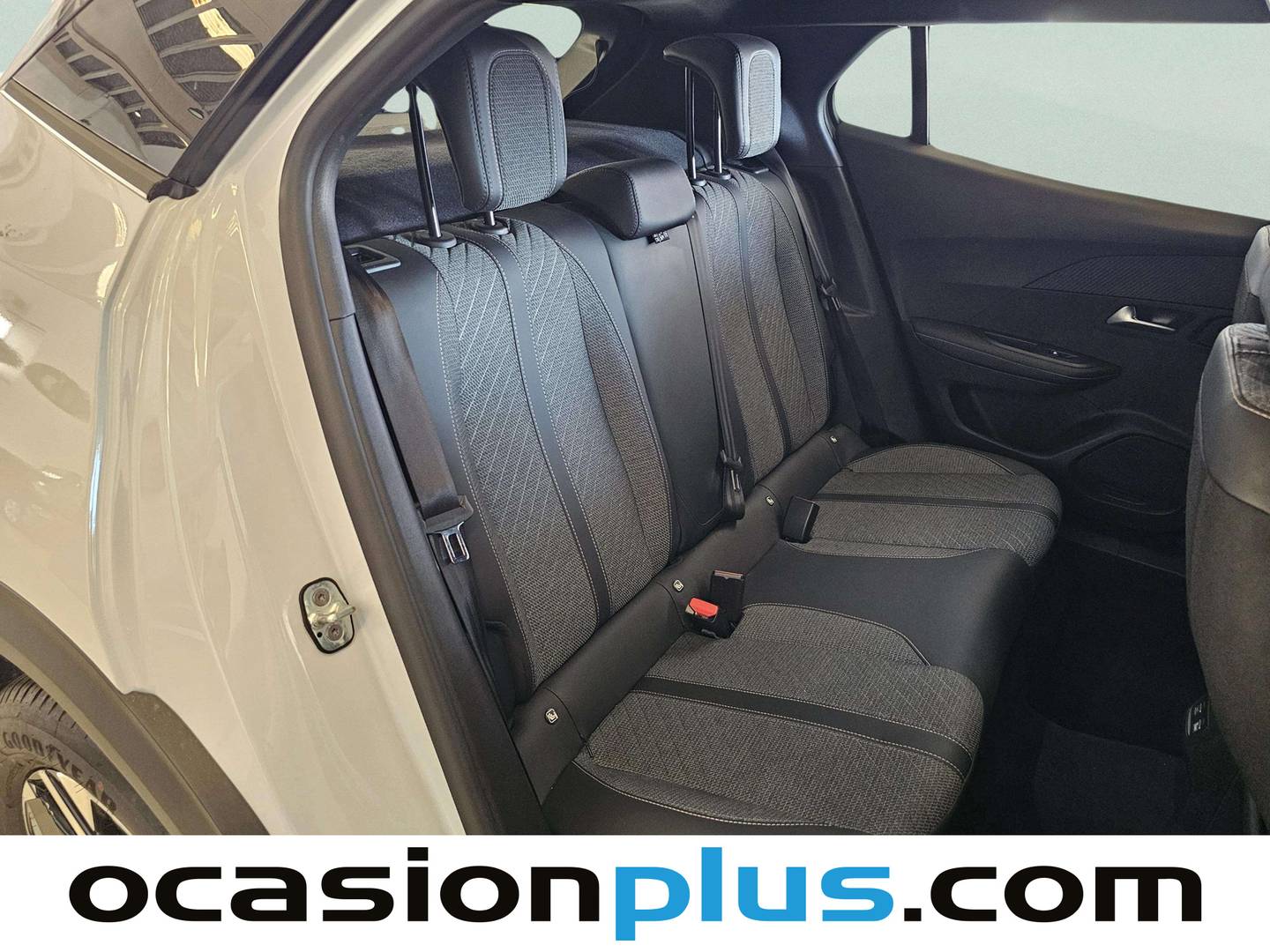 Foto Peugeot 2008 Peugeot 2008 Allure Hybrid eDCS6 (145 CV)