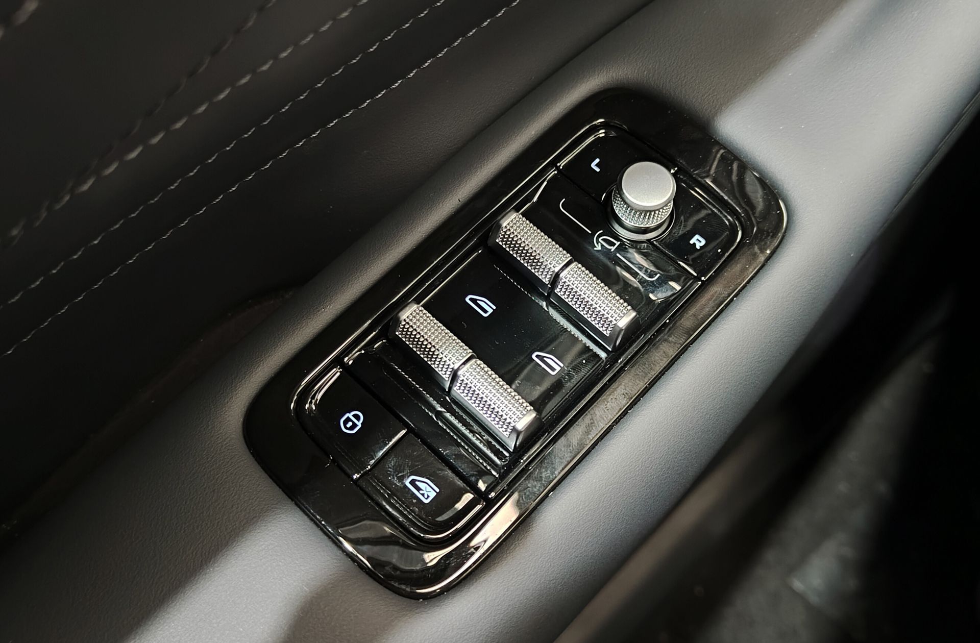 Geely Starray EM-i 1.5 PHEV Pro - foto 39