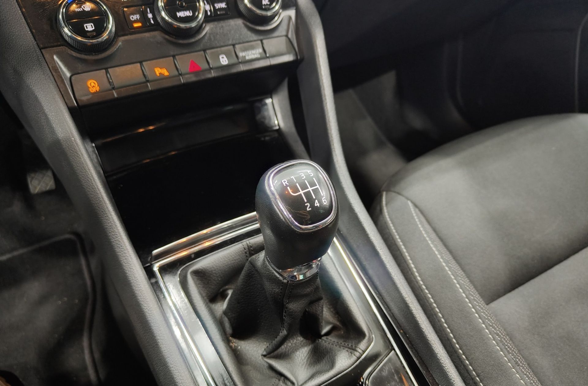 Škoda Karoq 2.0 TDI Selection - foto 5