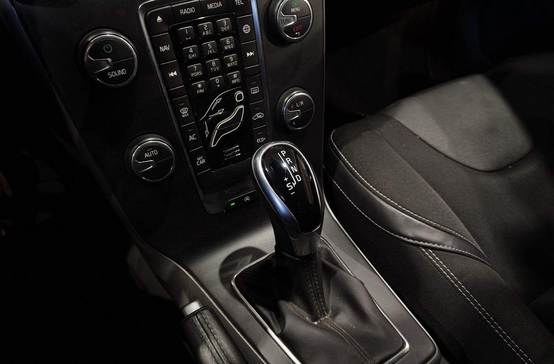 Volvo V40 D3 Momentum - foto 5