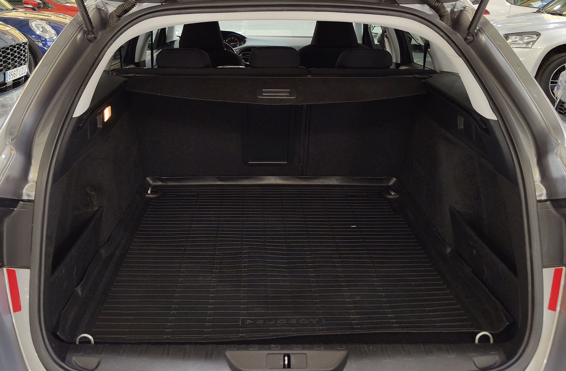 Peugeot 308 SW 2.0 BlueHDi Allure EAT6 - foto 16