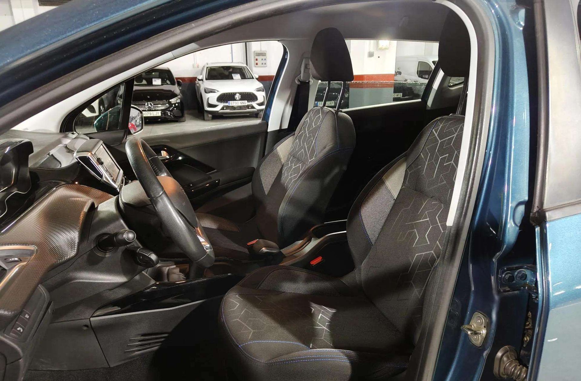 Peugeot 2008 BlueHDi 100 Signature - foto 10