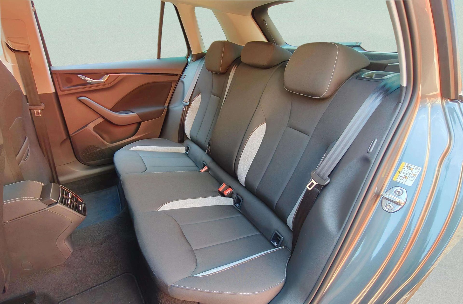 Škoda Kamiq 1.0 TSI Selection DSG - foto 12