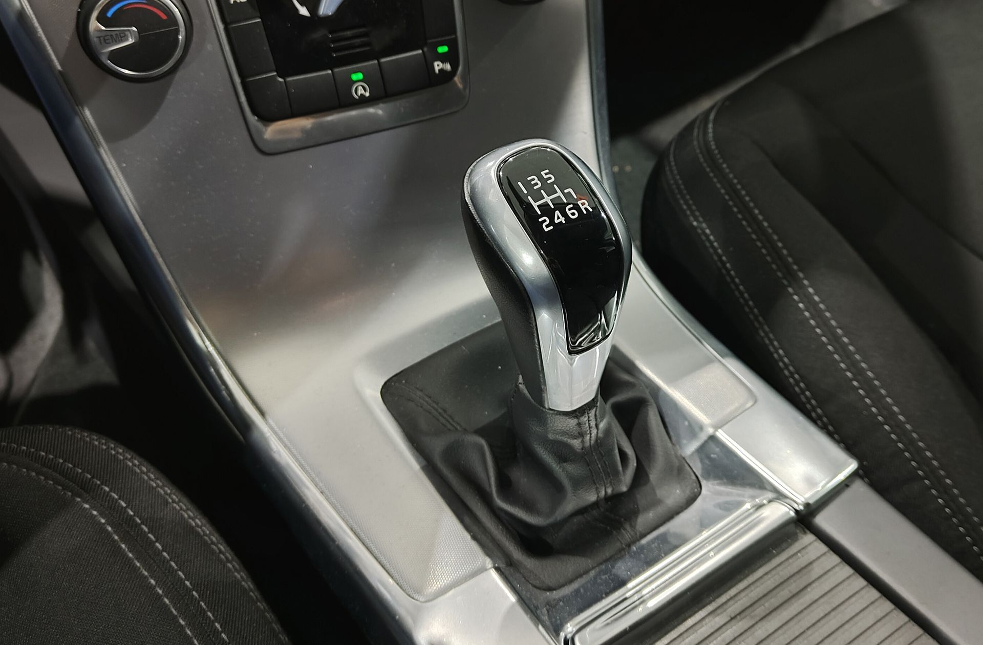 Volvo XC60 D3 Kinetic - foto 5