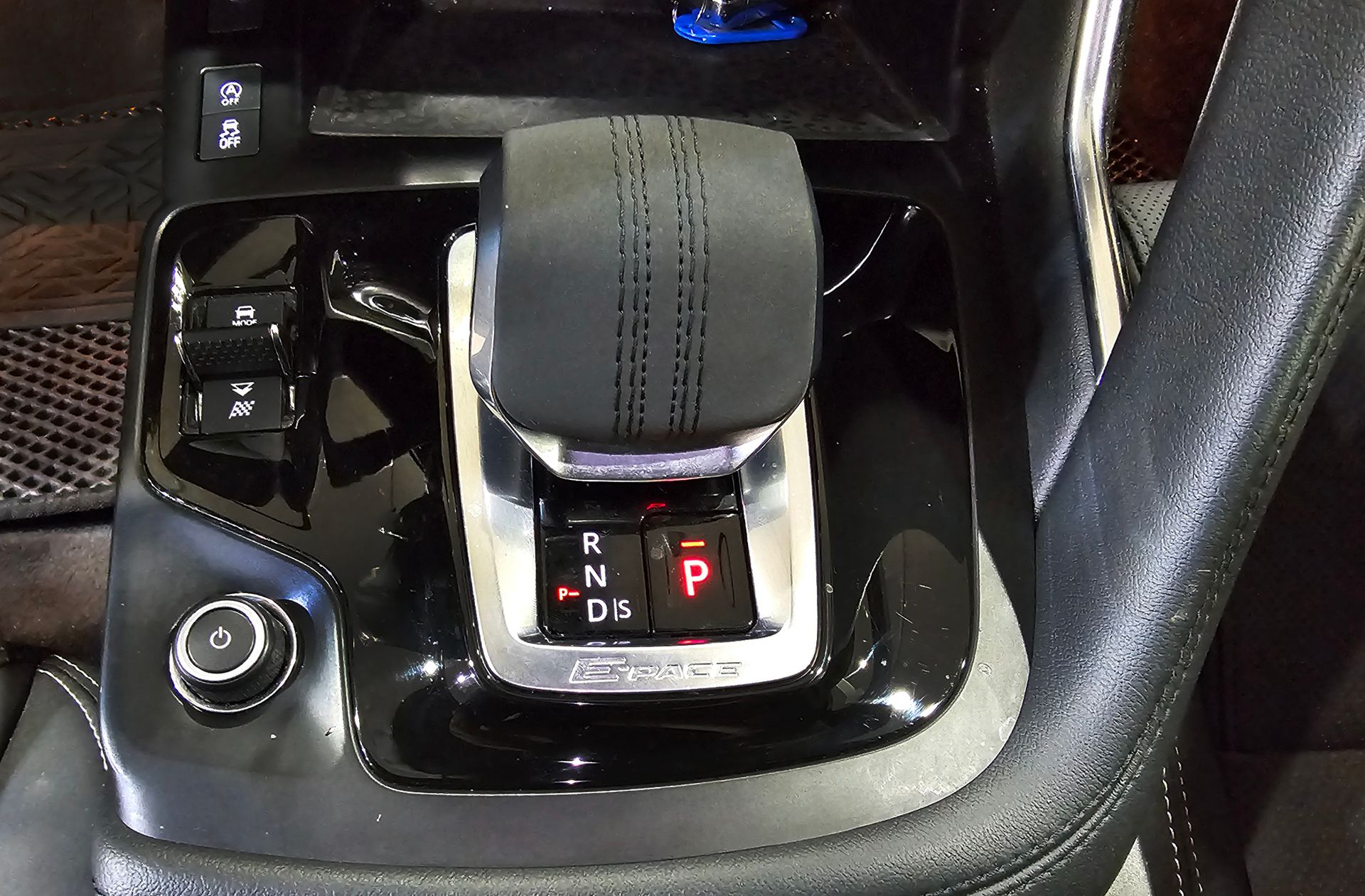 Jaguar E-Pace 2.0D MHEV R-Dynamic SE 4WD - foto 5