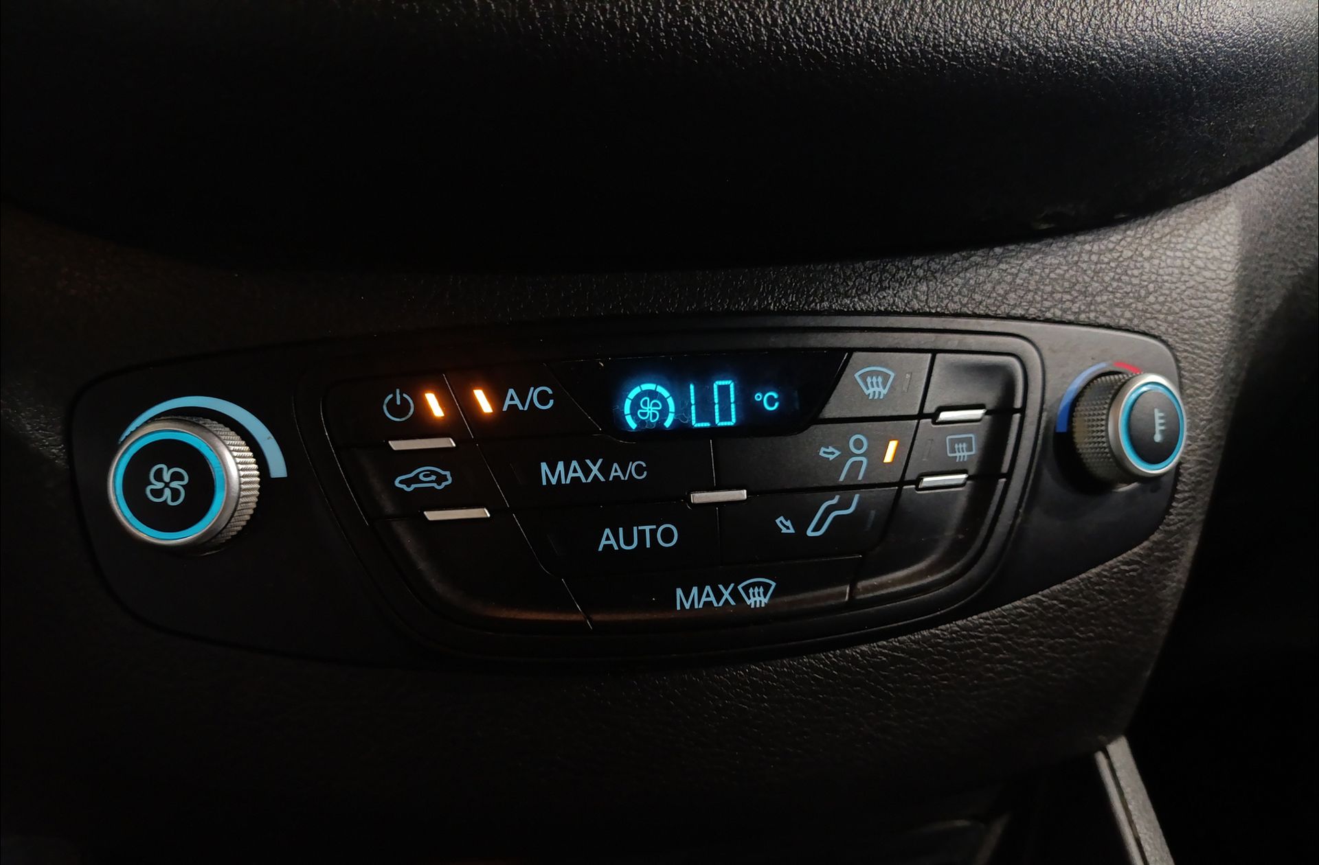 Ford Tourneo Courier 1.0 EcoBoost Titanium - foto 28