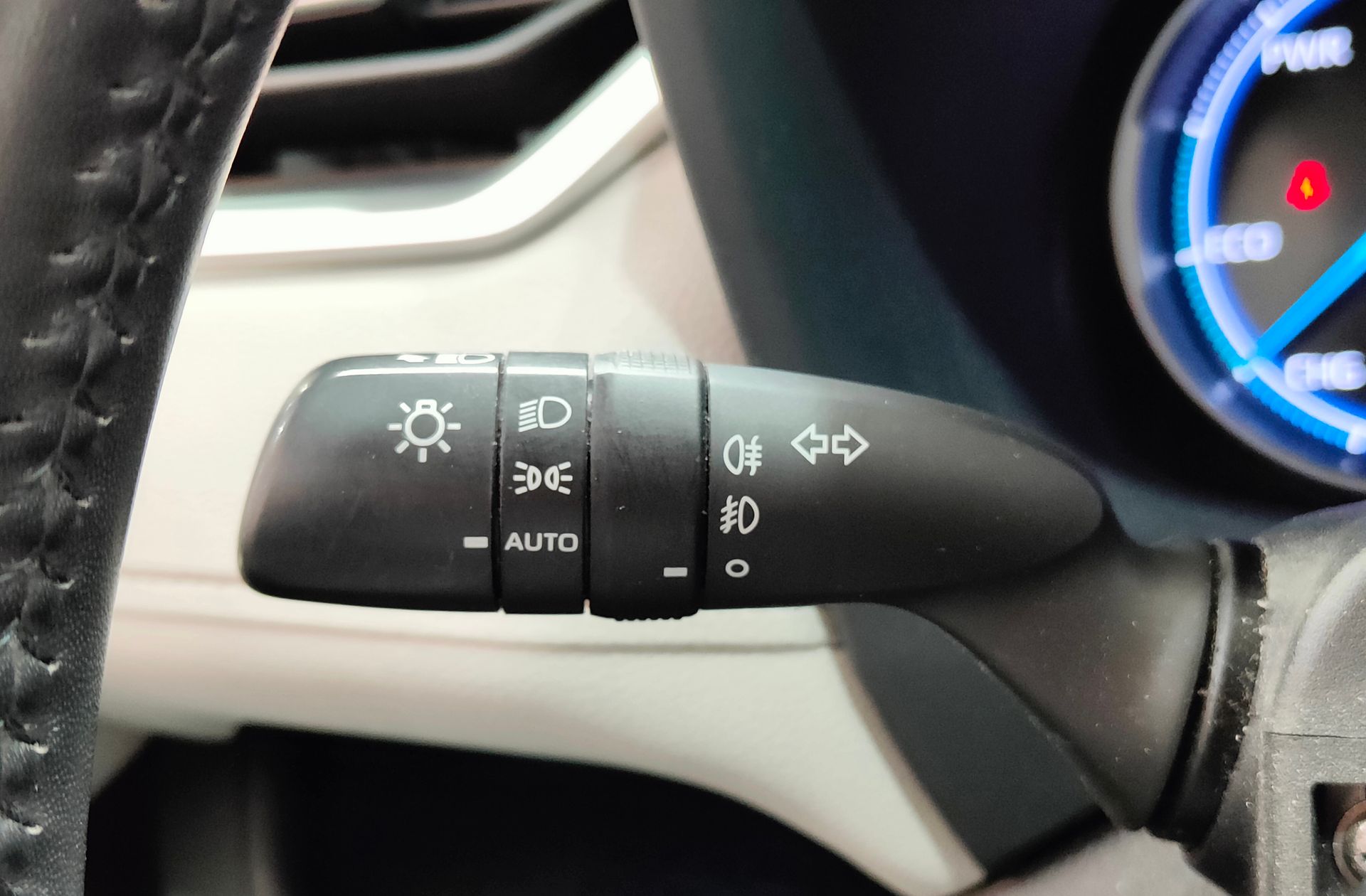 Toyota RAV4 2.5l Hybrid Luxury - foto 27