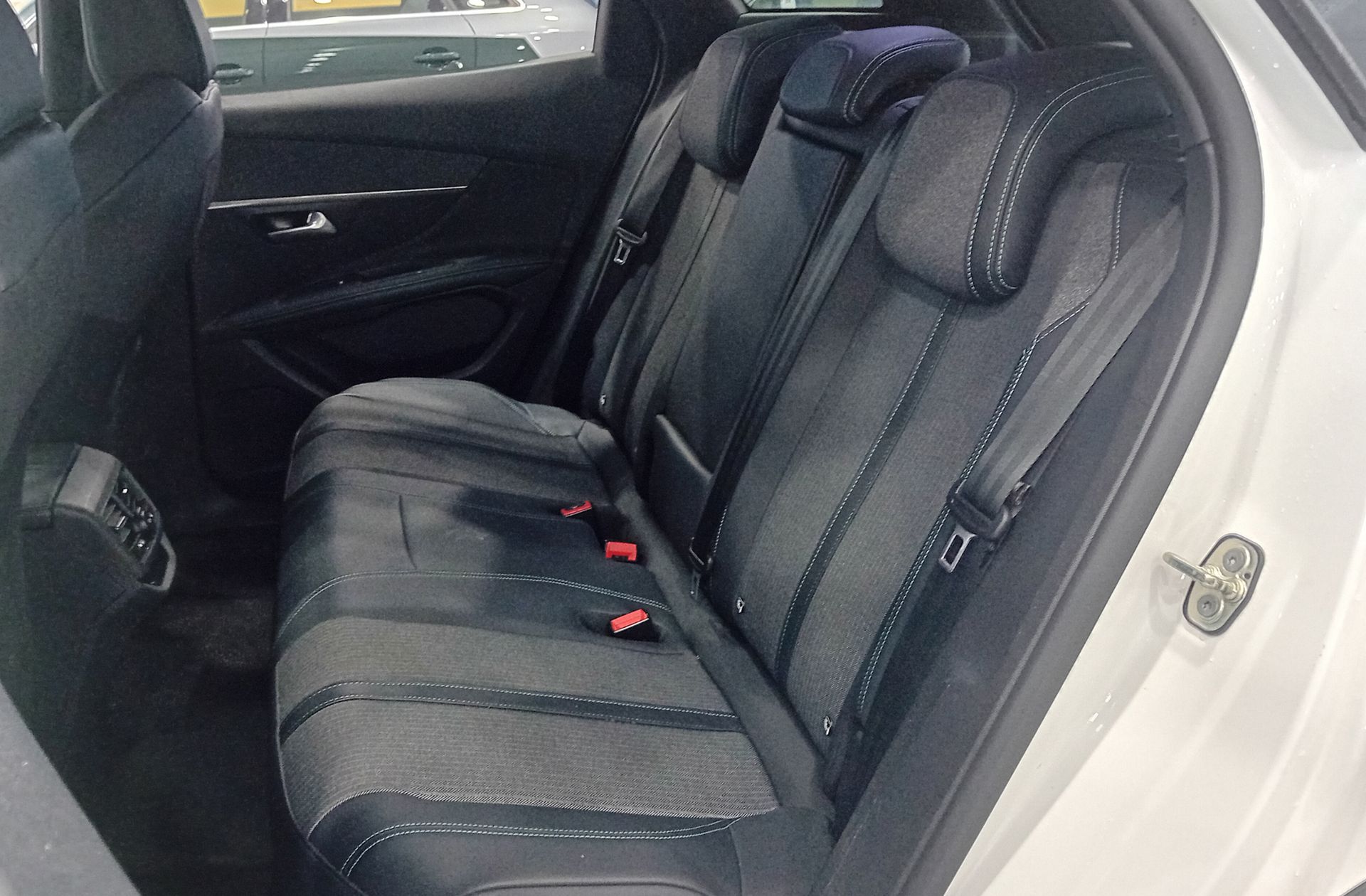 Peugeot 3008 300 Allure Pack e-EAT8 - foto 12