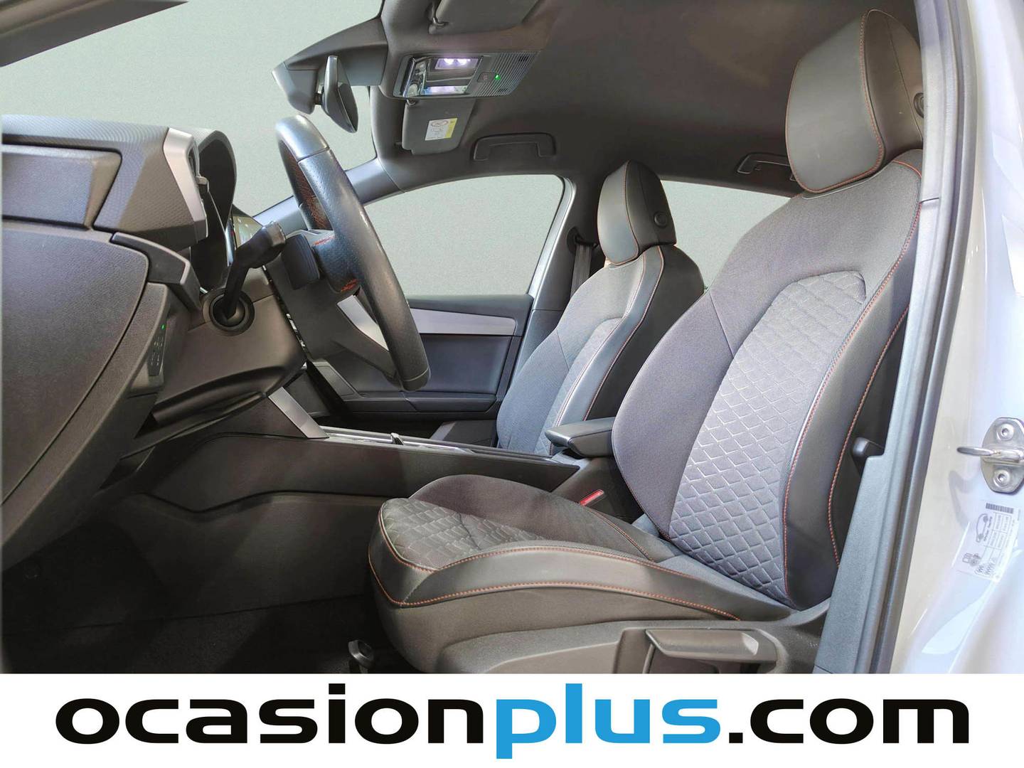 Foto asientos delanteros Seat León Seat León 1.0 eTSI S&S FR 25 Aniversario DSG (110 CV)