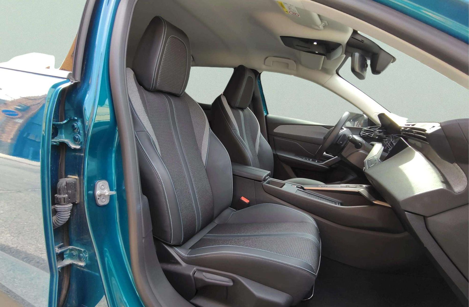 Peugeot 408 Allure Hybrid 145 eDCS6 - foto 23
