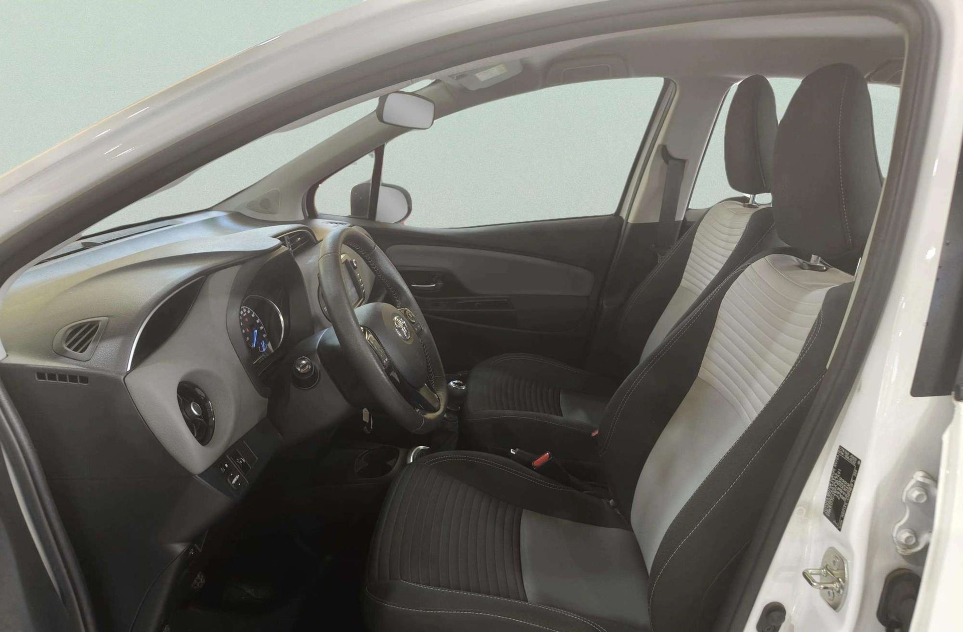 Toyota Yaris 1.5 Active - foto 9