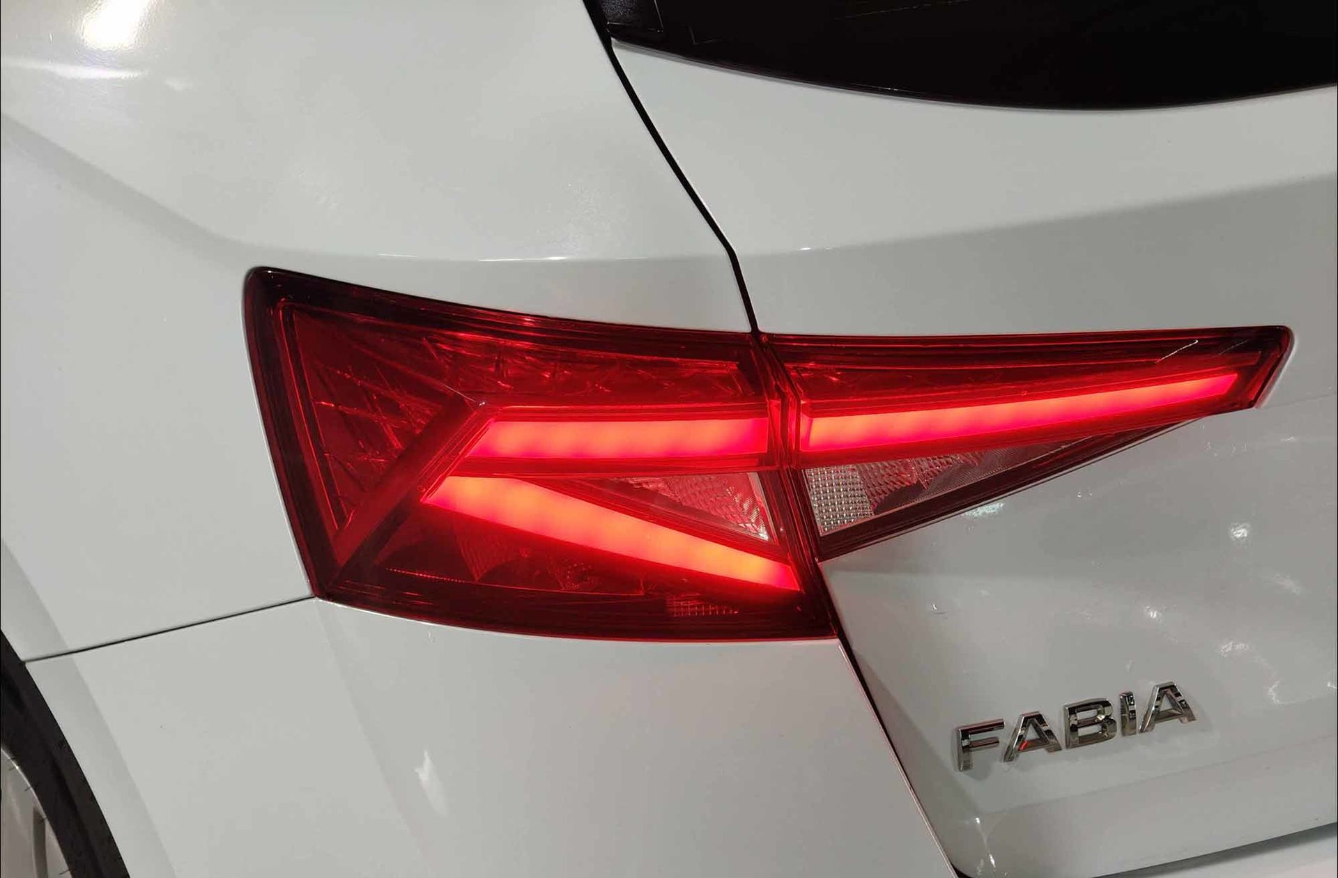 Škoda Fabia 1.0 TSI Selection - foto 18