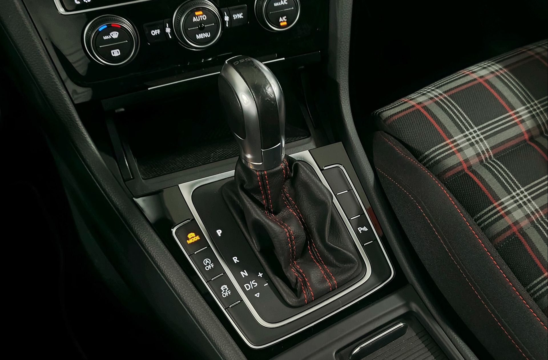 Volkswagen Golf GTI Performance 2.0 TSI DSG - foto 6