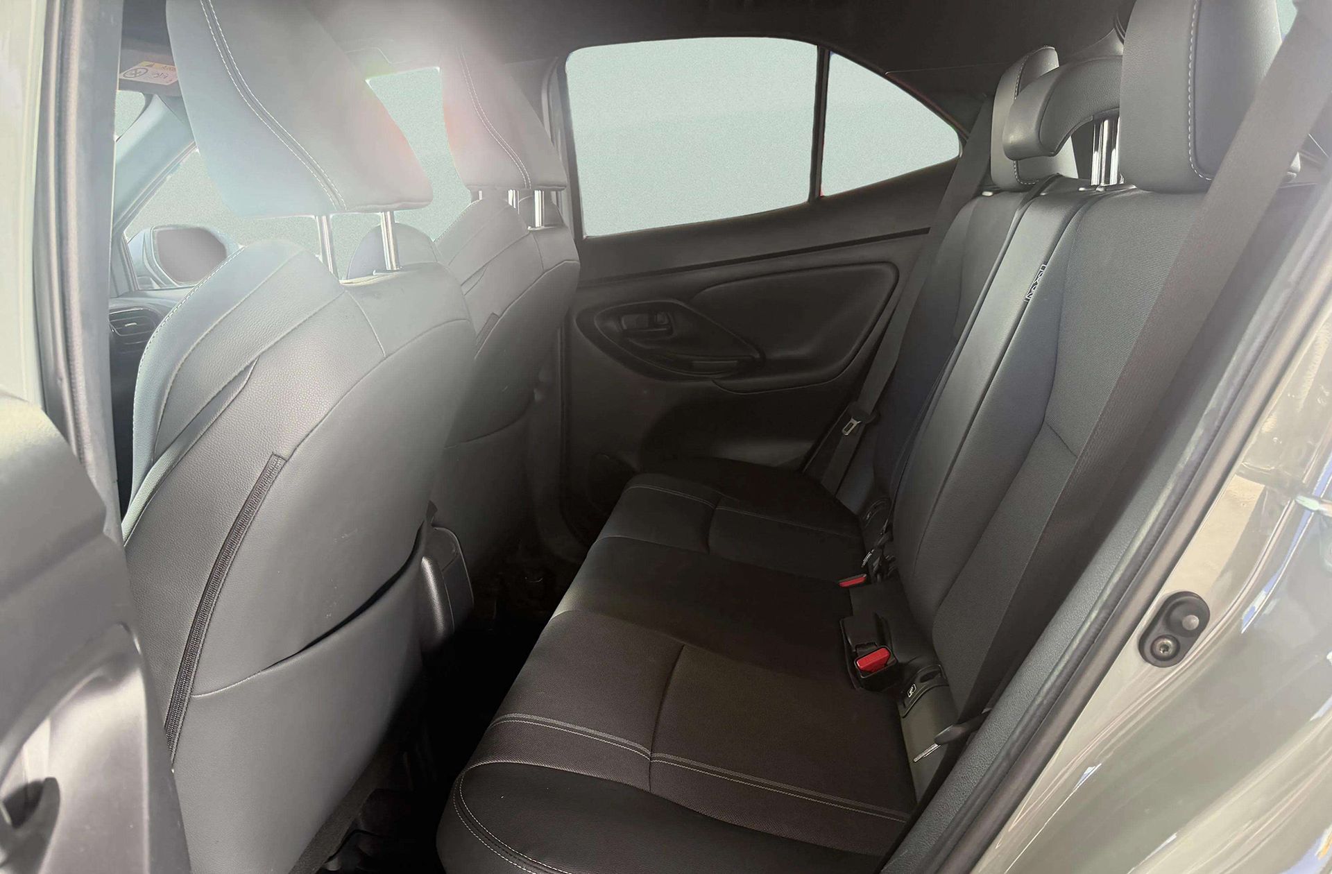 Toyota Yaris Cross 130H Premiere Edition AWD - foto 12
