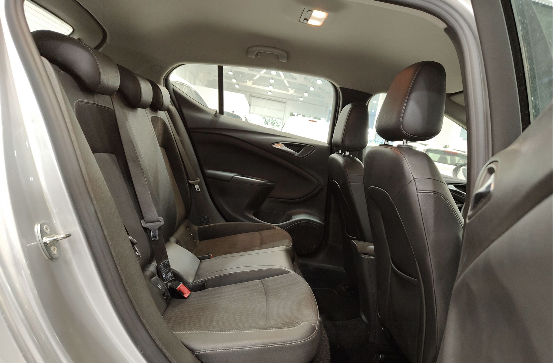Opel Astra 1.6 CDTI Excellence - foto 15