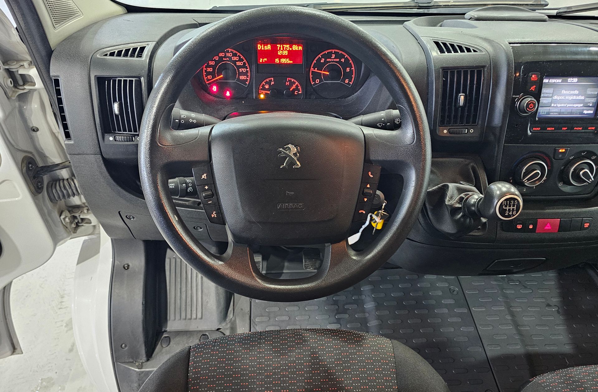 Peugeot Boxer Furgon BlueHDi 140 Pack 335 L2H2 - foto 17